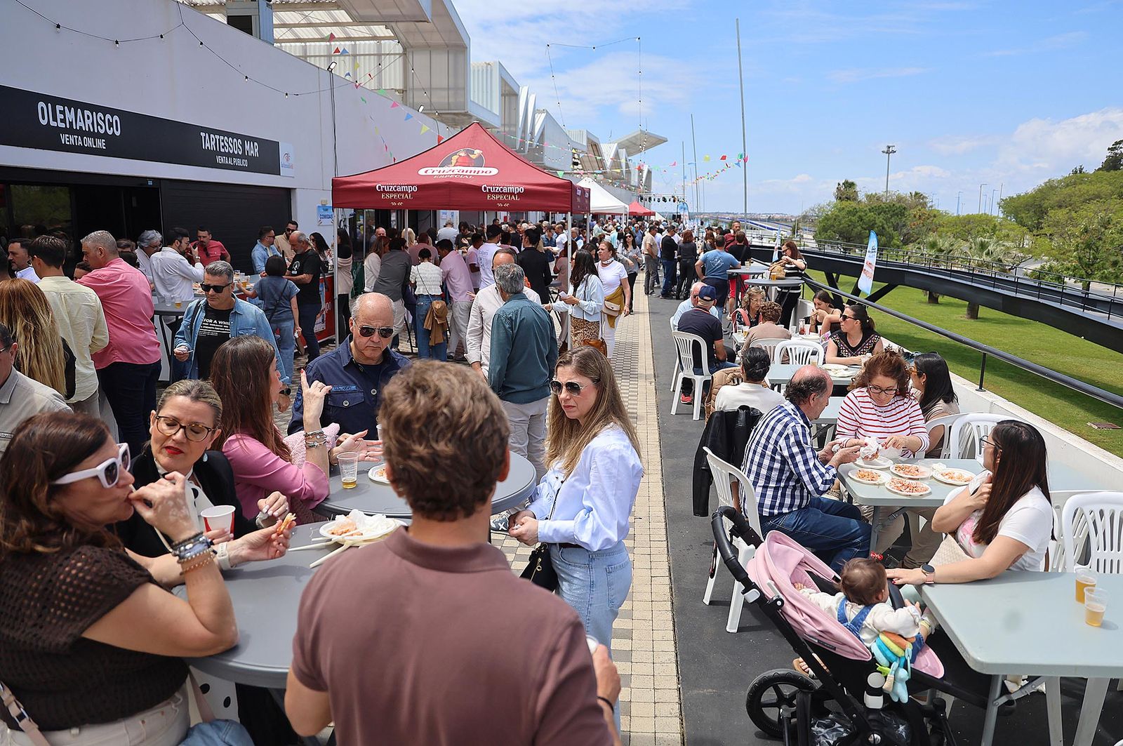 Imágenes del ambiente en la Feria de la Gamba y el Marisco de Huelva