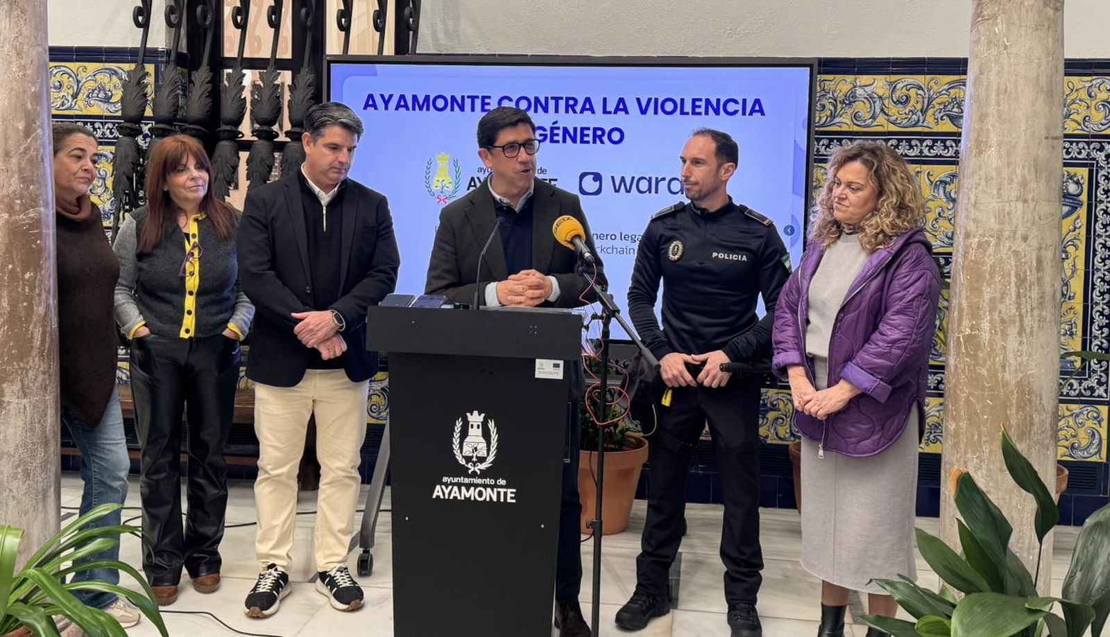 El alcalde de Ayamonte, Alberto Fernández, dando a conocer el proyecto.