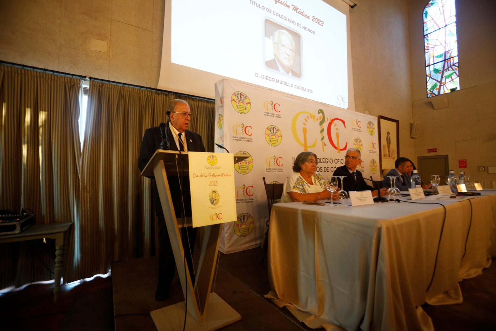 El Colegio de Médicos de Córdoba otorga sus medallas, en imágenes