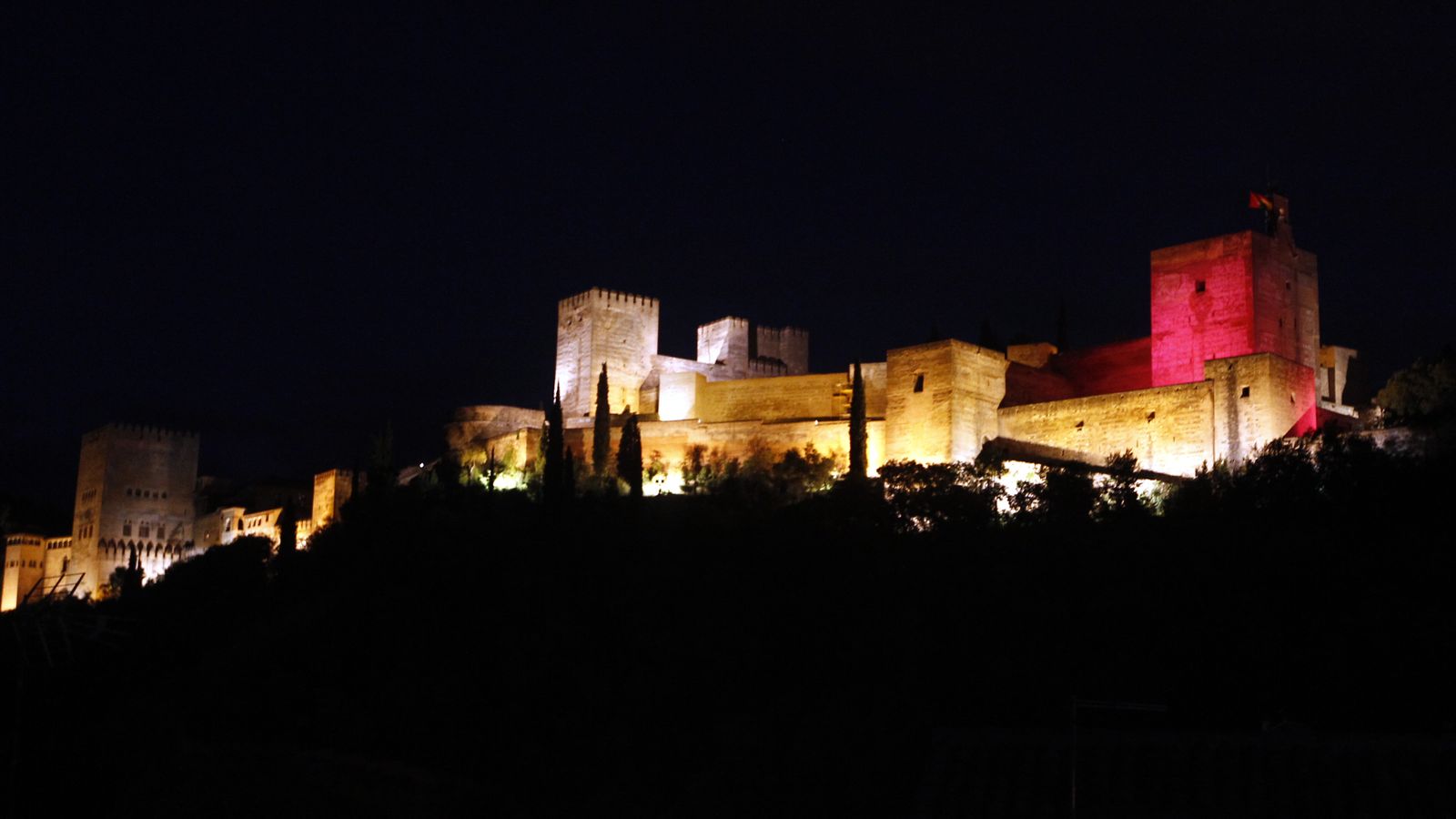 Alhambra rosa por el cáncer de mama en 2015