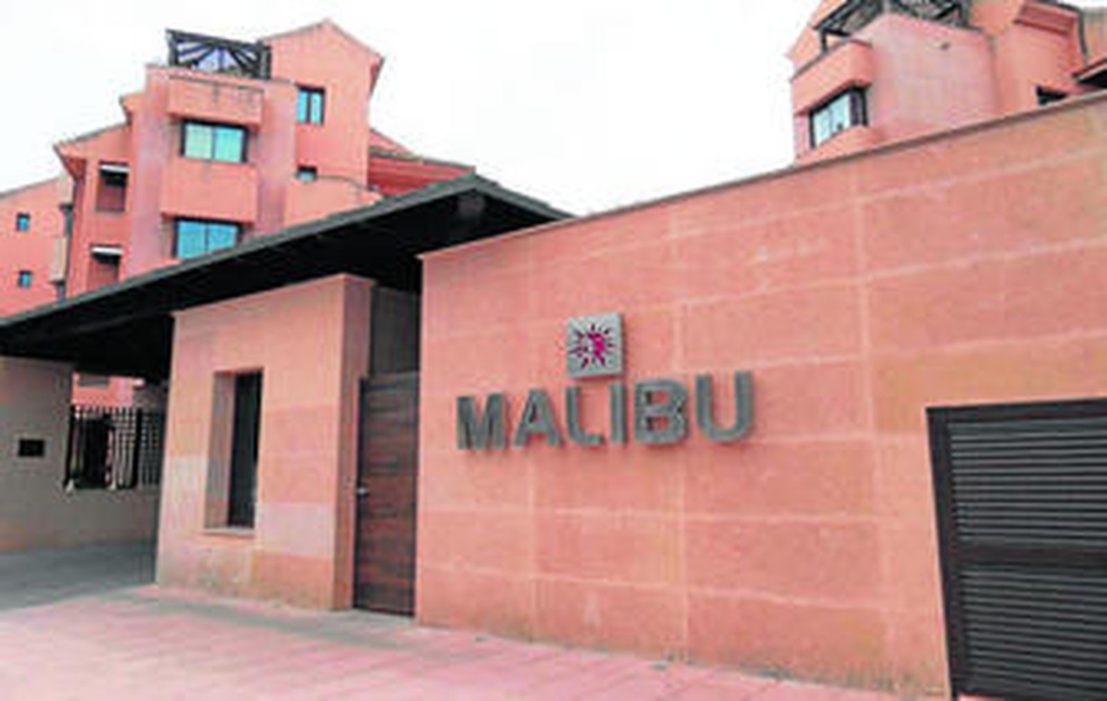 Fachada de la urbanización Malibú, edificada sobre la parcela donde el actor tenía su villa.