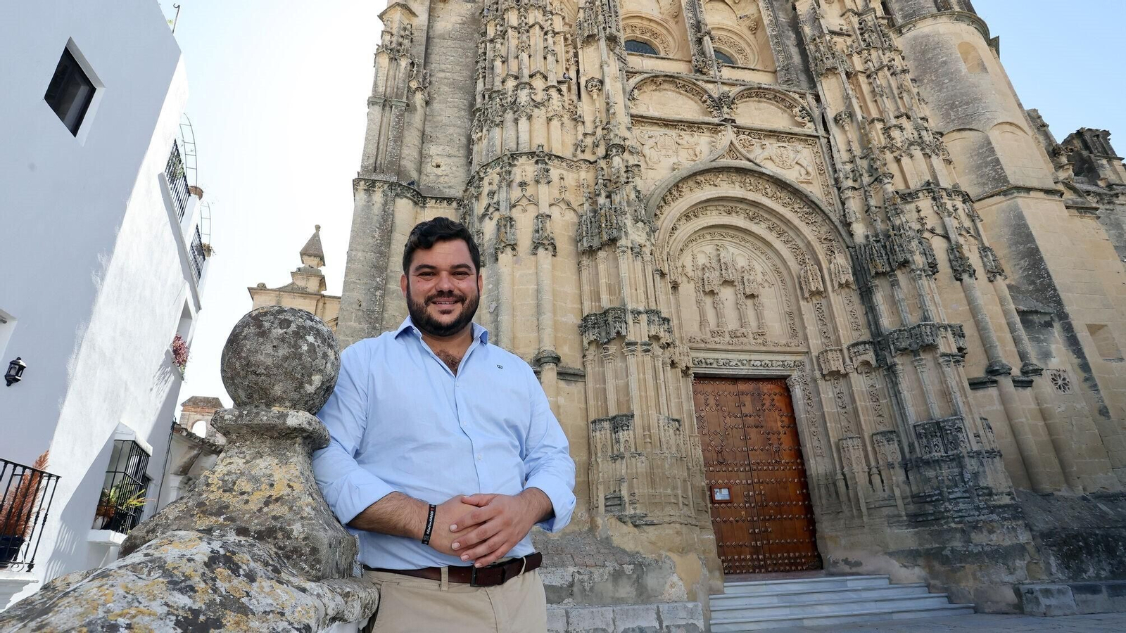 Miguel Rodríguez, delante de una de las puertas de la Basílica Menor de Santa María de La Asunción de Arcos.