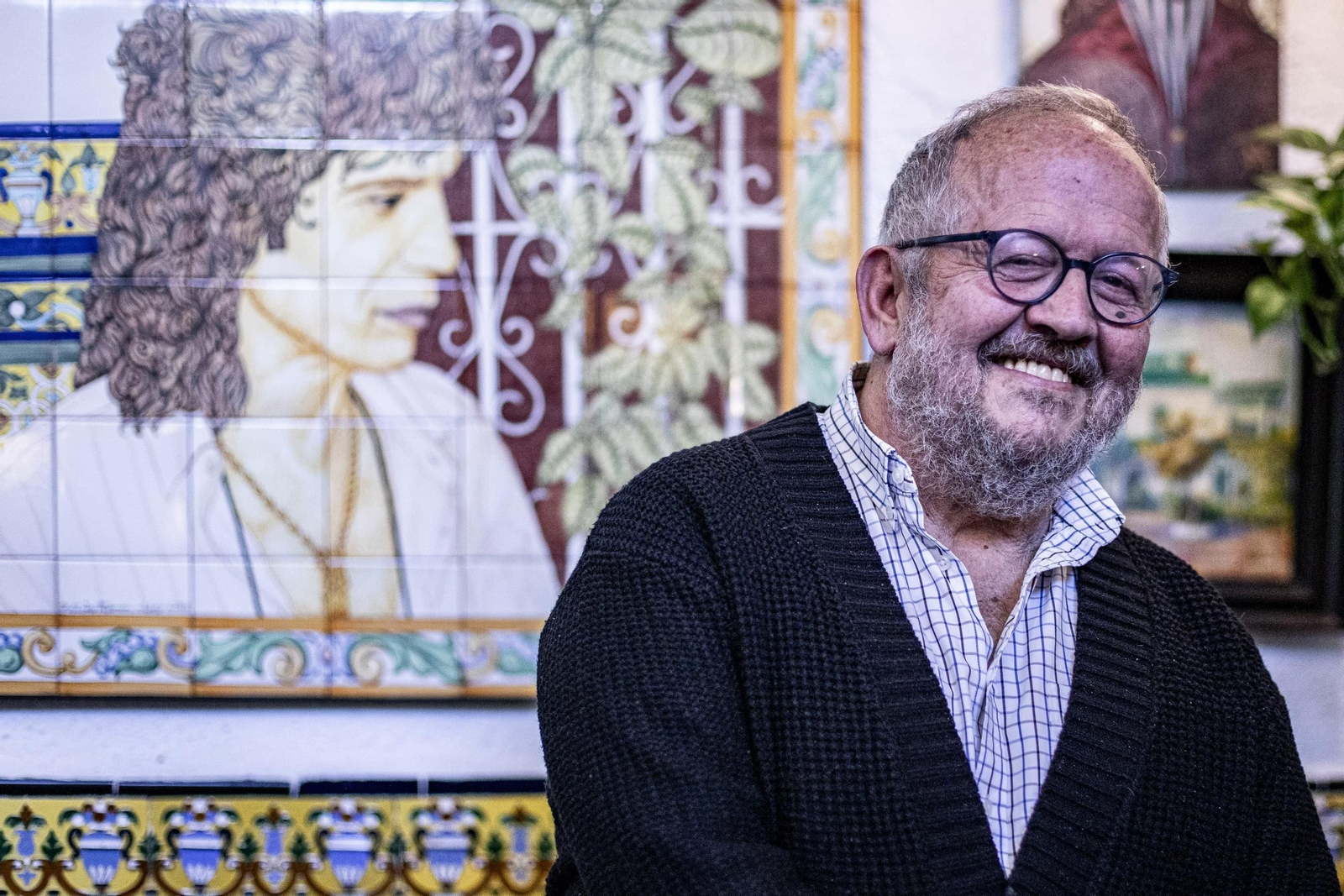 Juan José Téllez, en la Venta Vargas, ante un azulejo dedicado a Camarón.