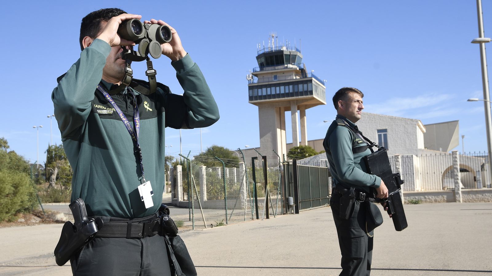El cabo primero Francisco Fernández y el guardia Sergio Rodríguez en el aeropuerto de Almería.