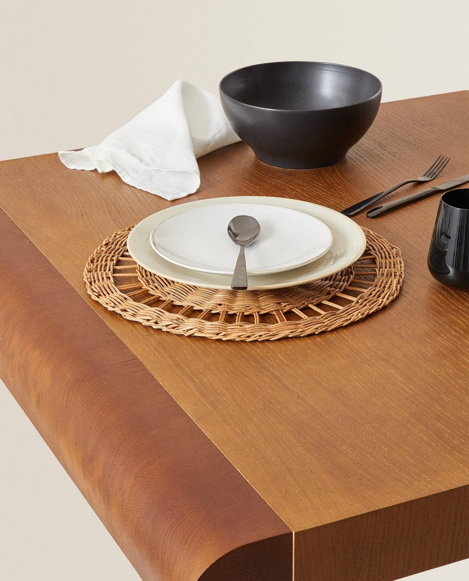 Salvamantel de ratán de Zara Home.