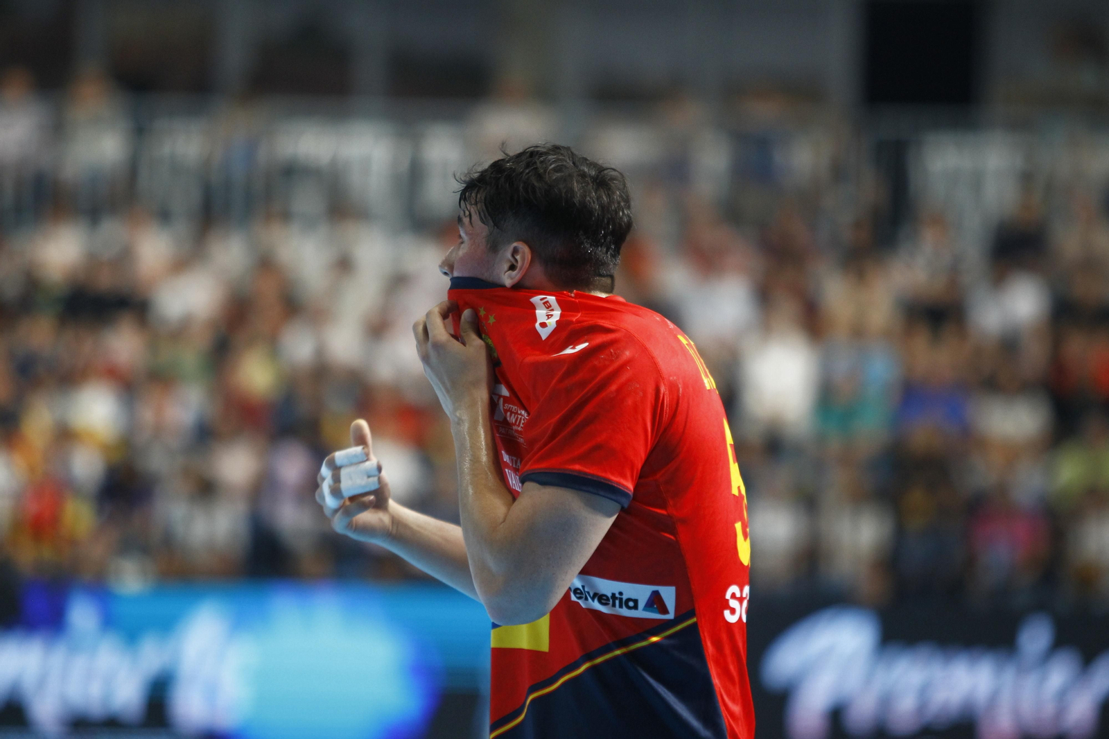 Imágenes del España-Dinamarca de la EHF Euro Cup de balonmano, en Almería