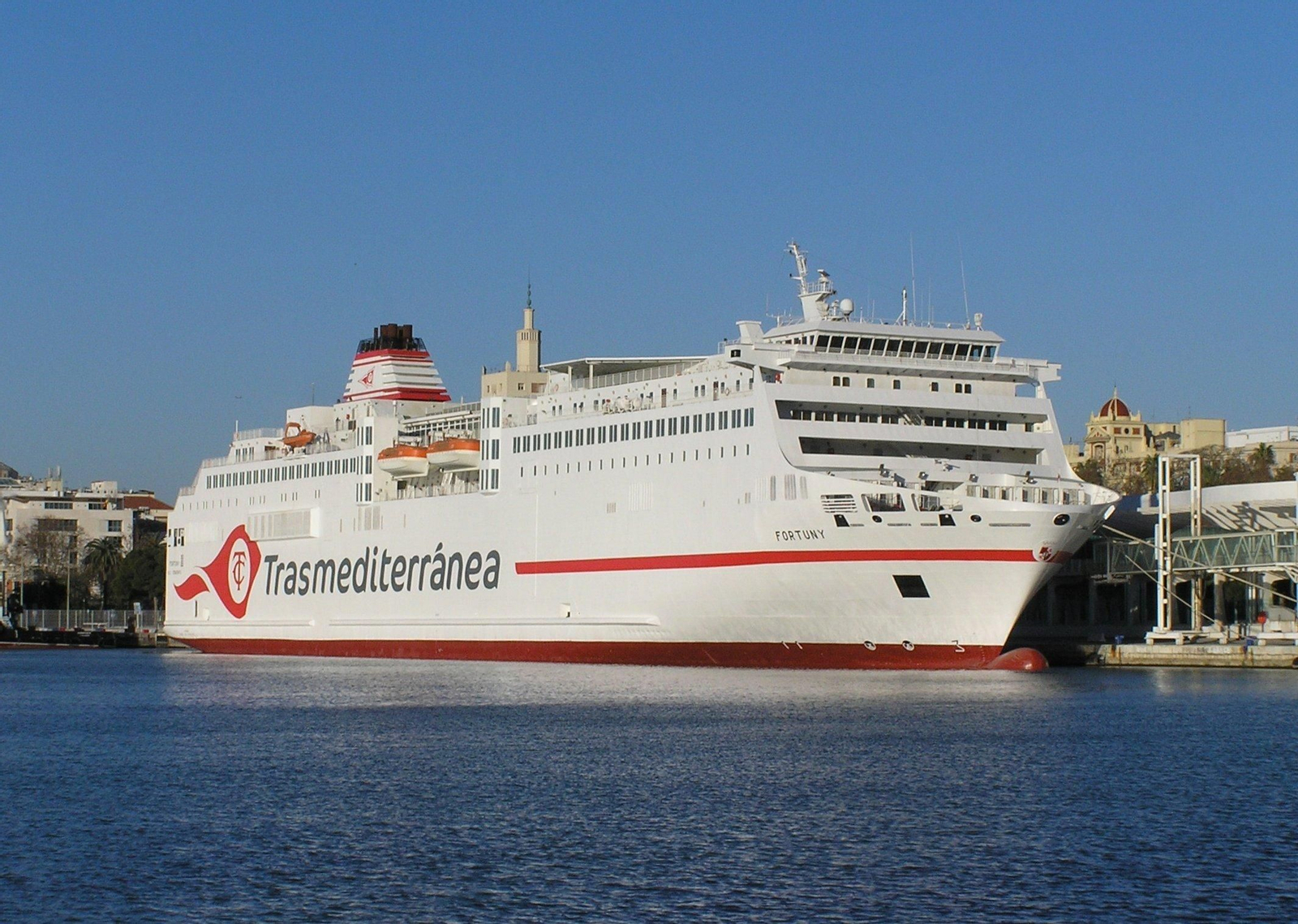 Un buque de Trasmediterránea.