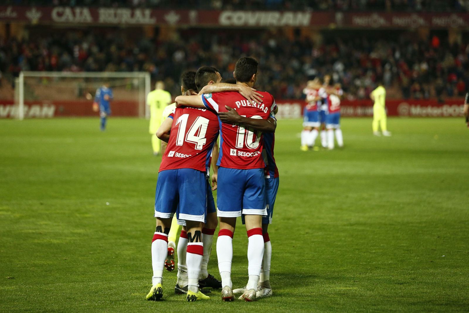 Los jugadores del Granada celebran el gol del triunfo.