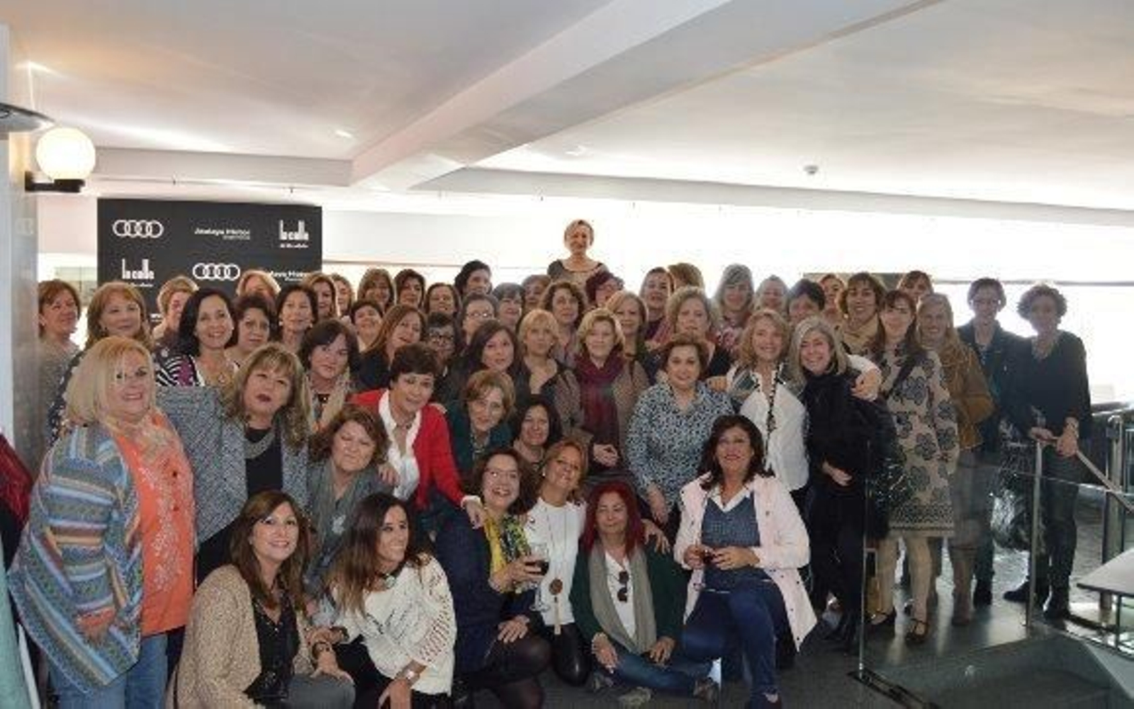 El grupo de antiguas alumnas, en su mayoría de la promocíon de 1974-75, del colegio de San Vicente que se reunieron en el restaurante 'La Calle del Libre Albedrío', muchas de ellas sin verse durante cuarenta años.  Foto: Ignacio Casas de Ciria