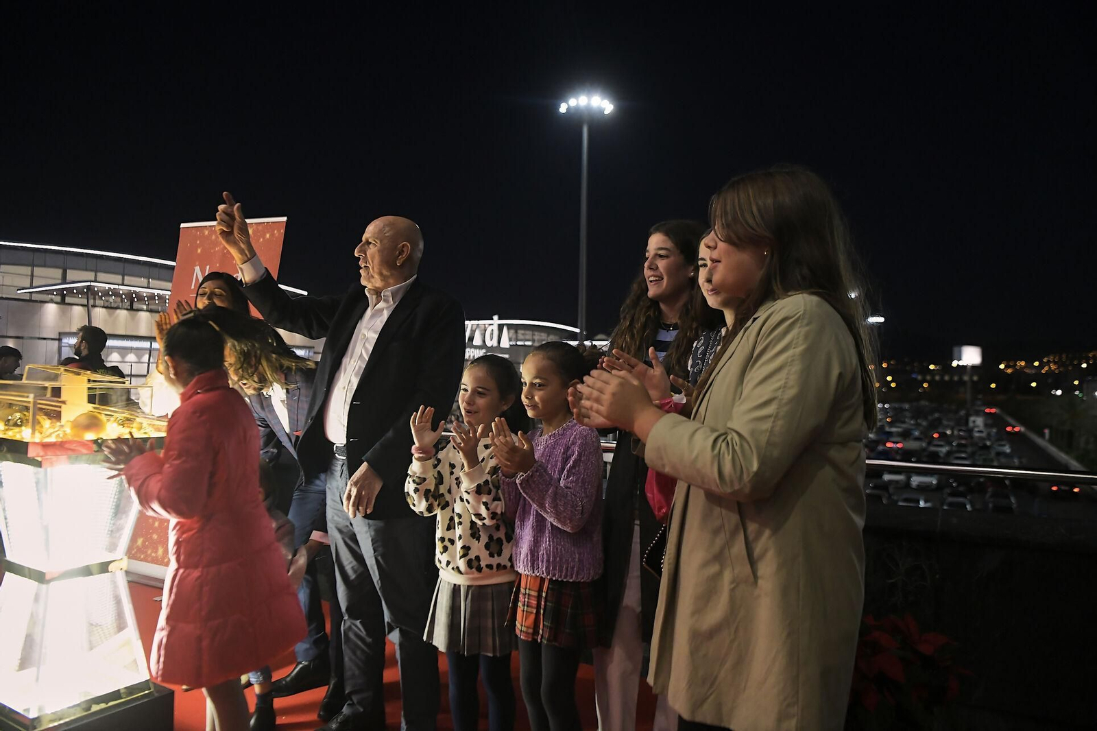 Fotos: así se ha iluminado el árbol de Navidad del Nevada en Granada, el más alto de España
