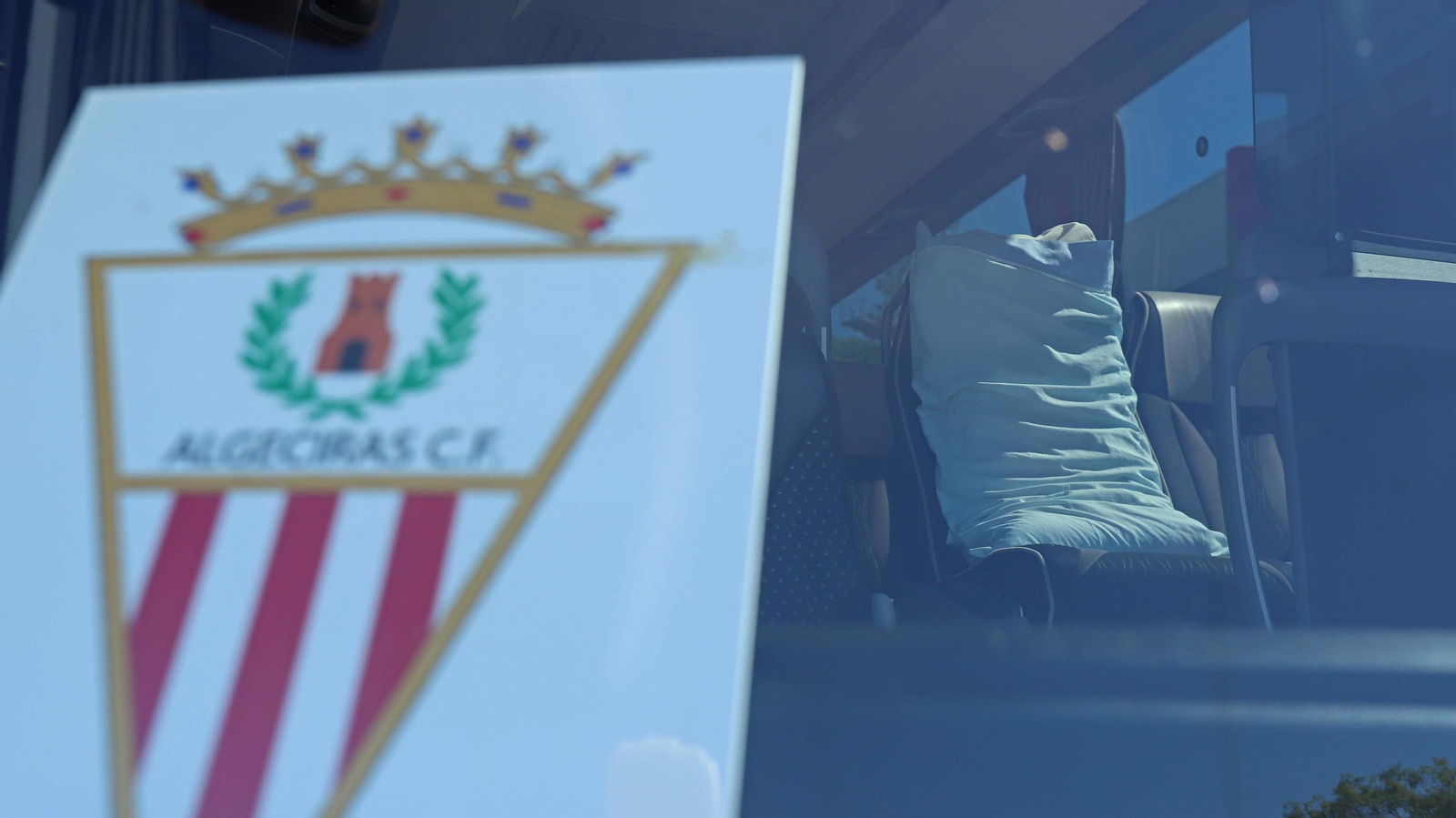 Fotos de la salida del Algeciras al playoff de ascenso de Extremadura