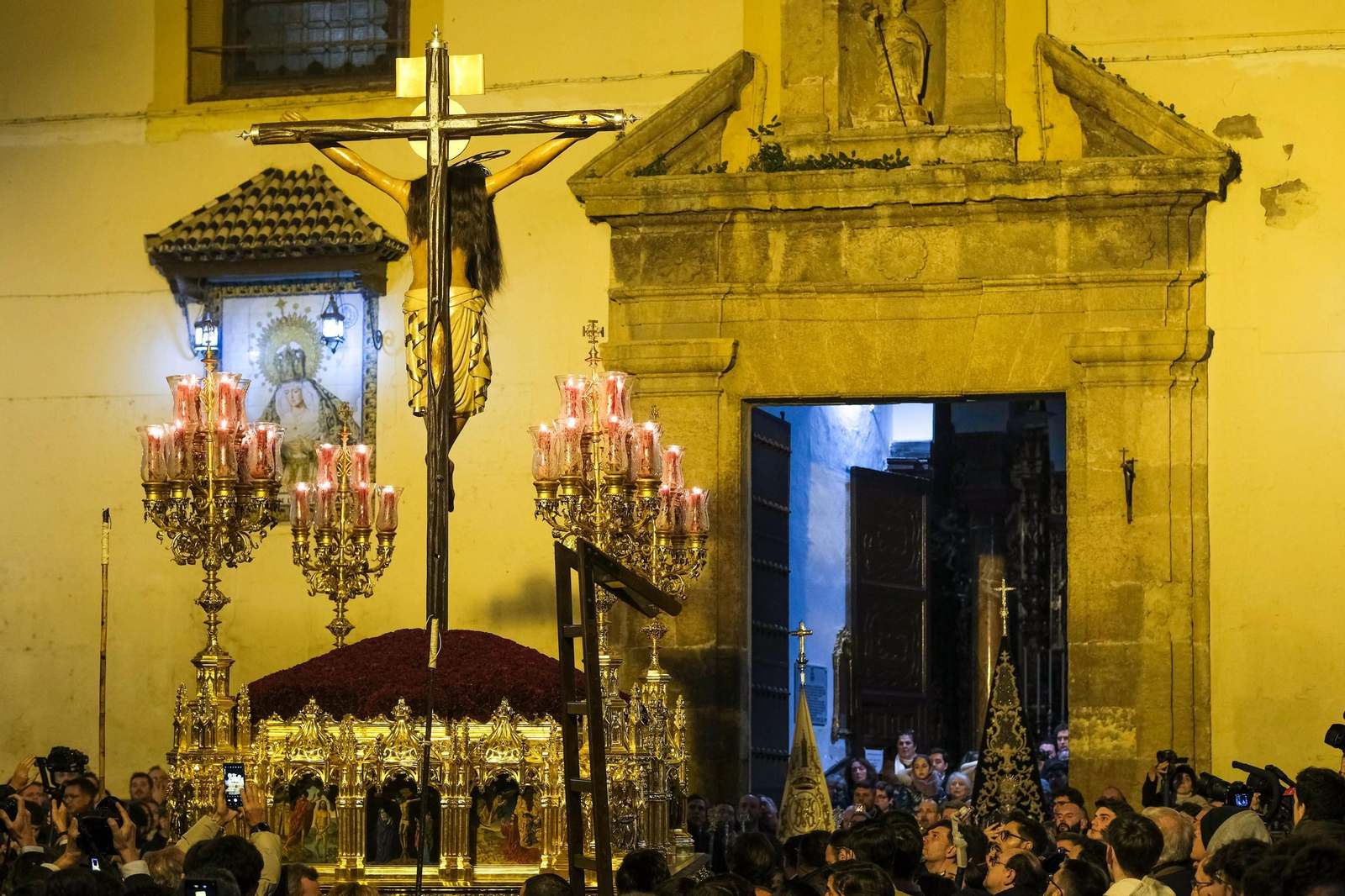 Imágenes de la procesión extraordinaria de regreso del Cristo de San Agustín a San Roque