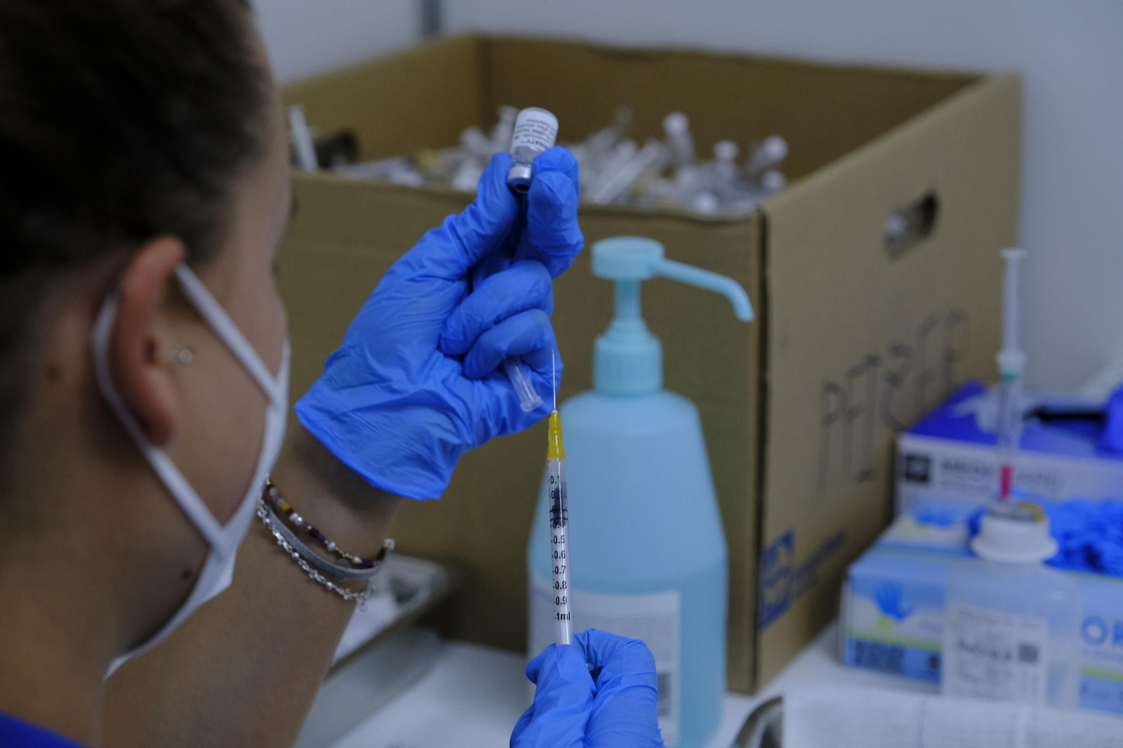 Una sanitaria prepara una vacuna.