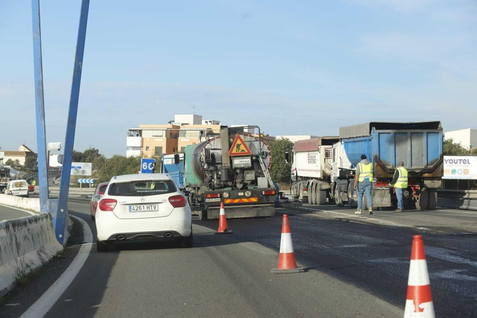 Labores de asfaltado en el desvío a Corrales.