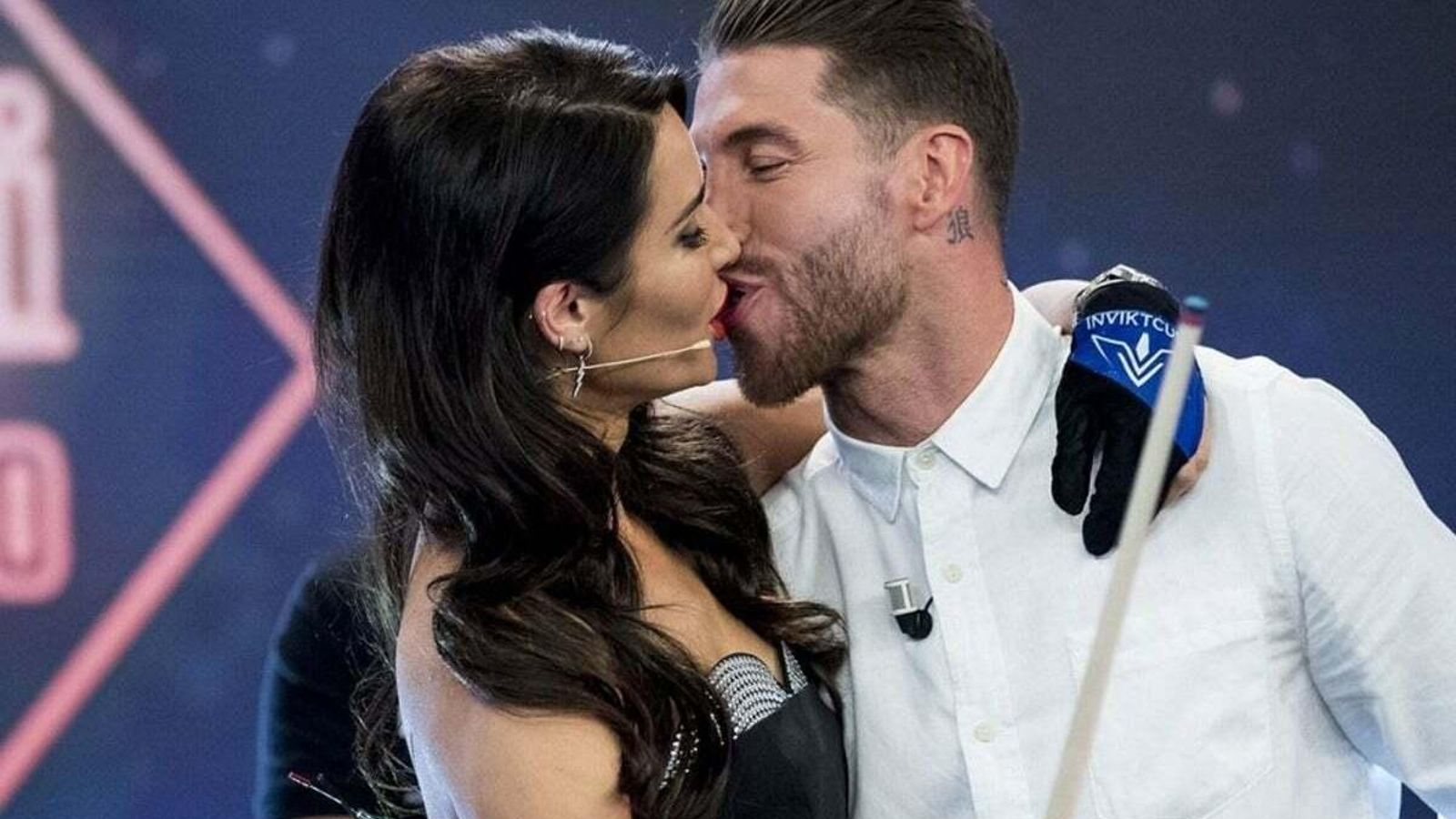 Pilar y Sergio Ramos se besan en 'El hormiguero 3.0'.