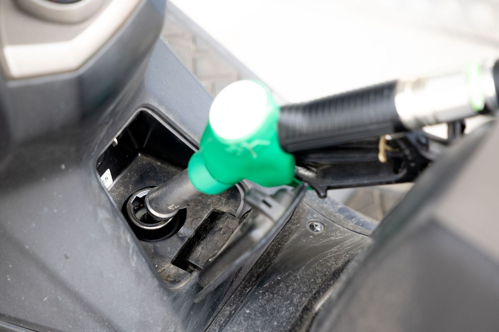 Repostaje en una gasolinera en una imagen de archivo