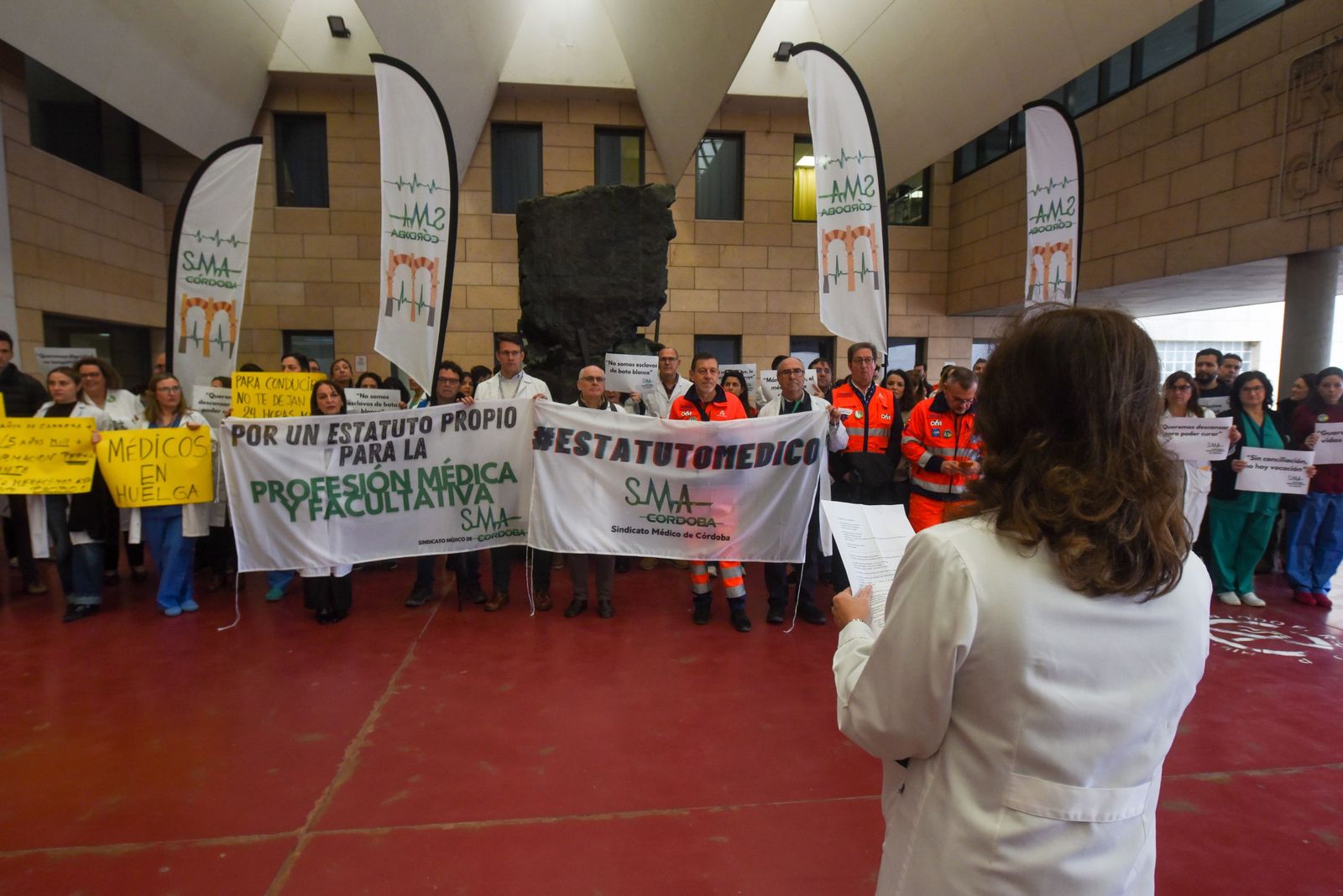 Las imágenes de la marcha de los médicos cordobeses por un estatuto propio y la mejora de sus condiciones laborales