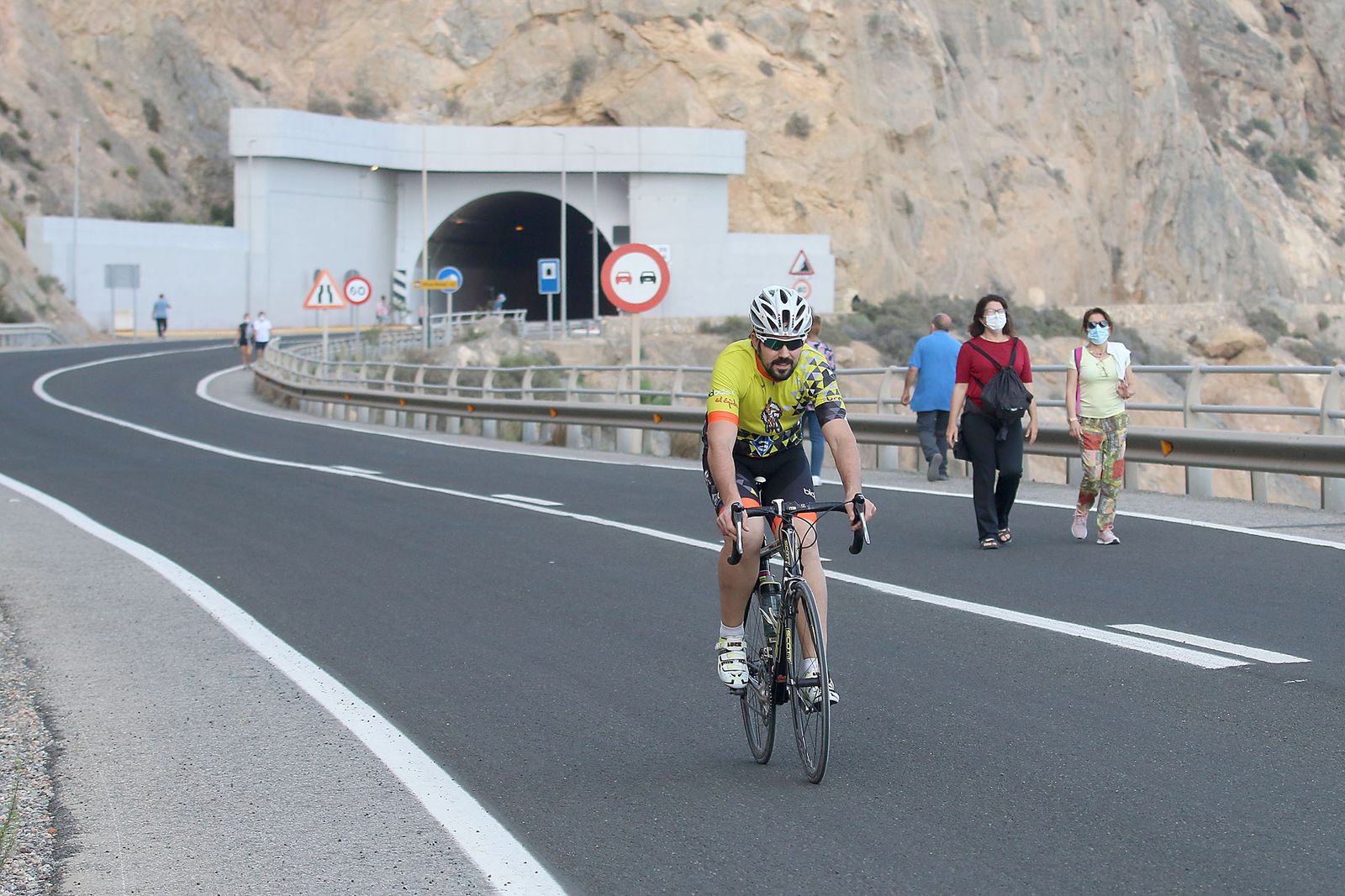 Las imágenes de la gente paseando en la carretera cortada de El Cañarete