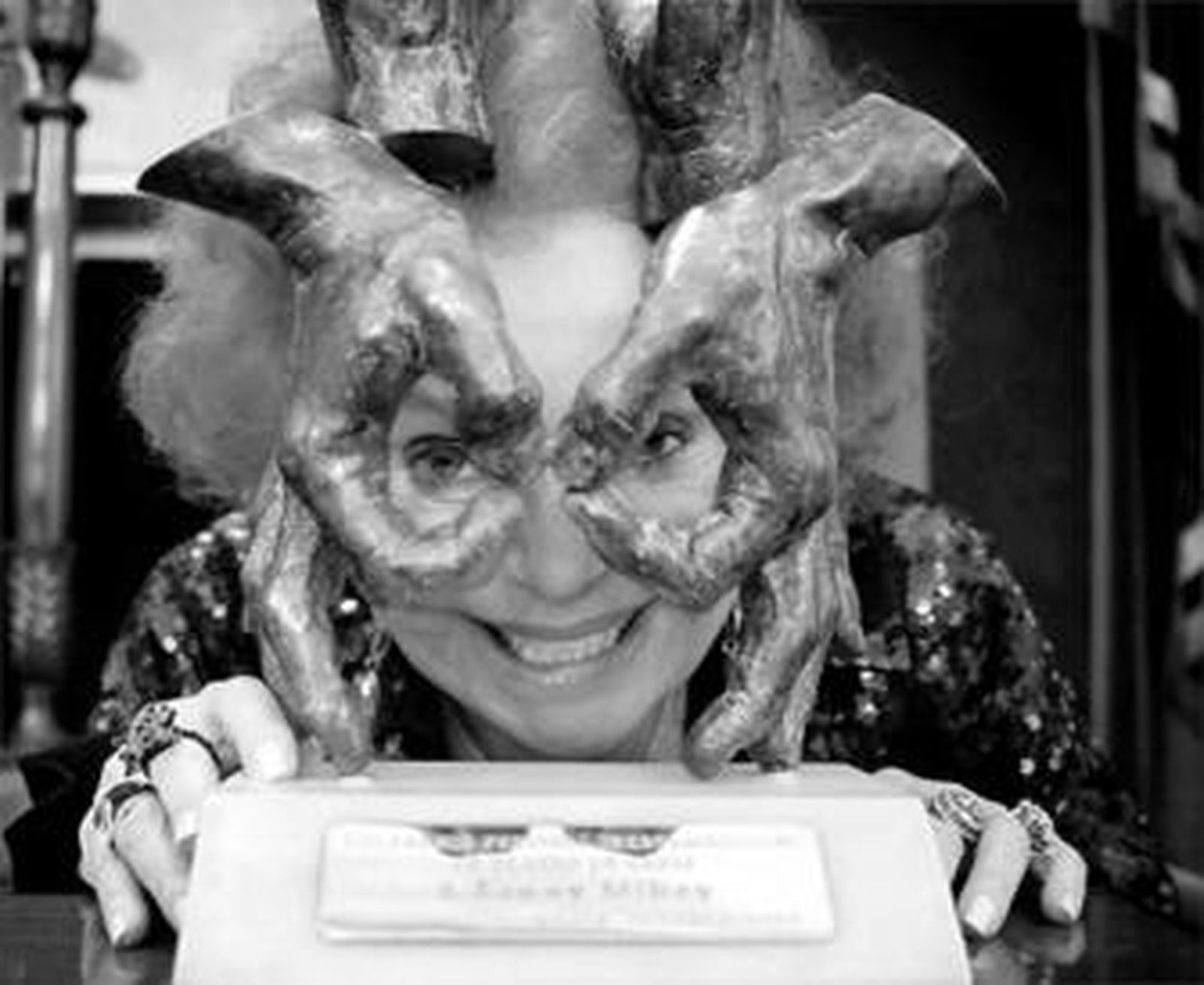 Fanny Mikey posa junto al galardón del VIII premio Atahualpa del Cioppo.