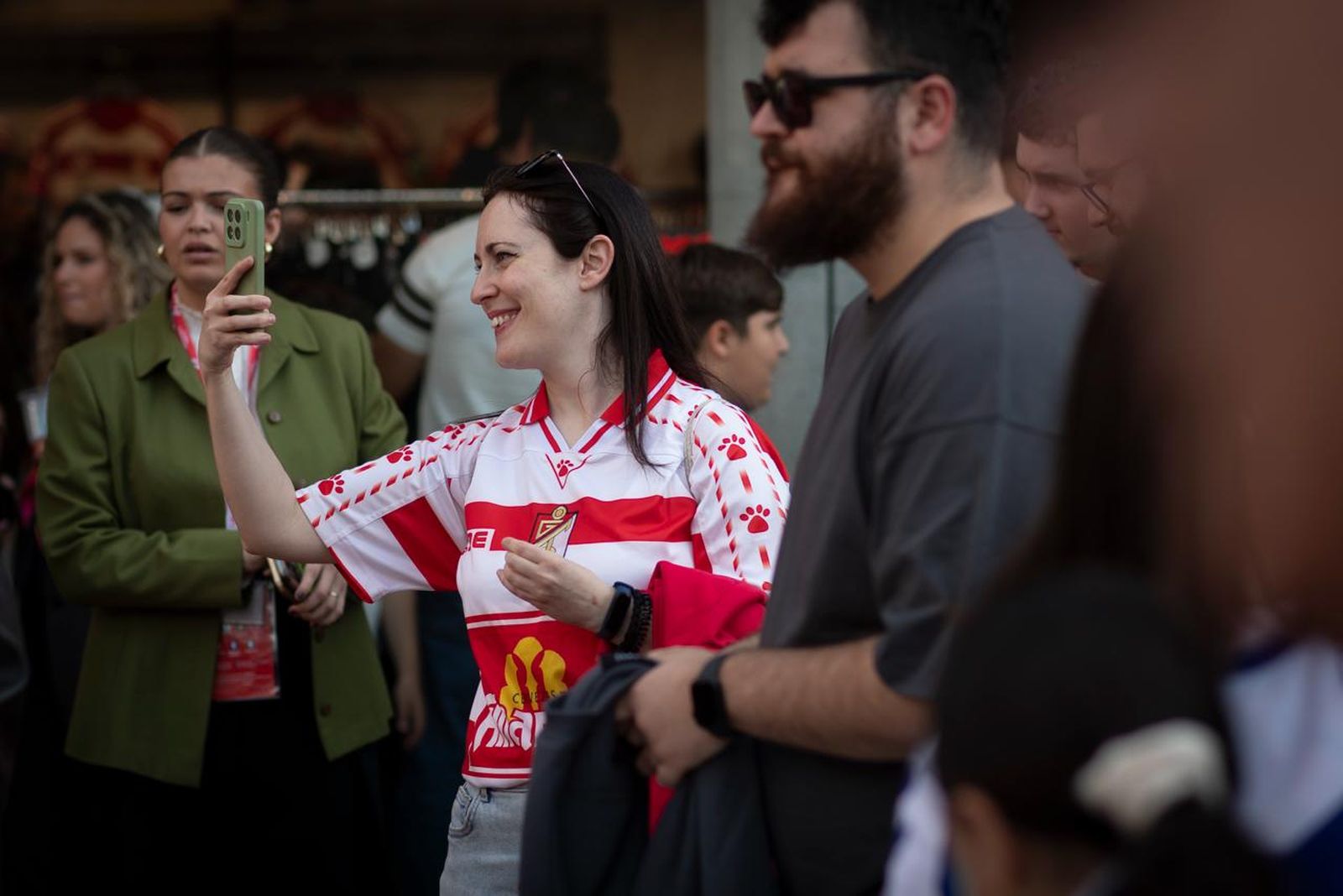 Encuéntrate en la grada del Estadio Nuevo Los Cármenes durante el Granada CF-Málaga CF