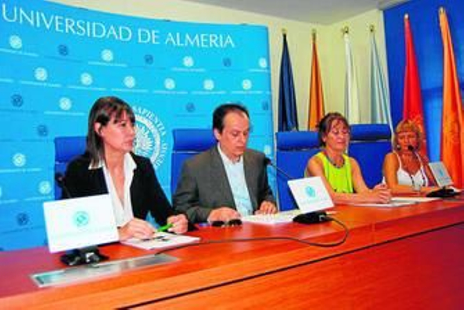 La actriz Mabel Lozano junto al vicerrector de Estudiantes, Rafael Quirosa, Carolina y María Ángeles Alonso de Médicos Mundi.
