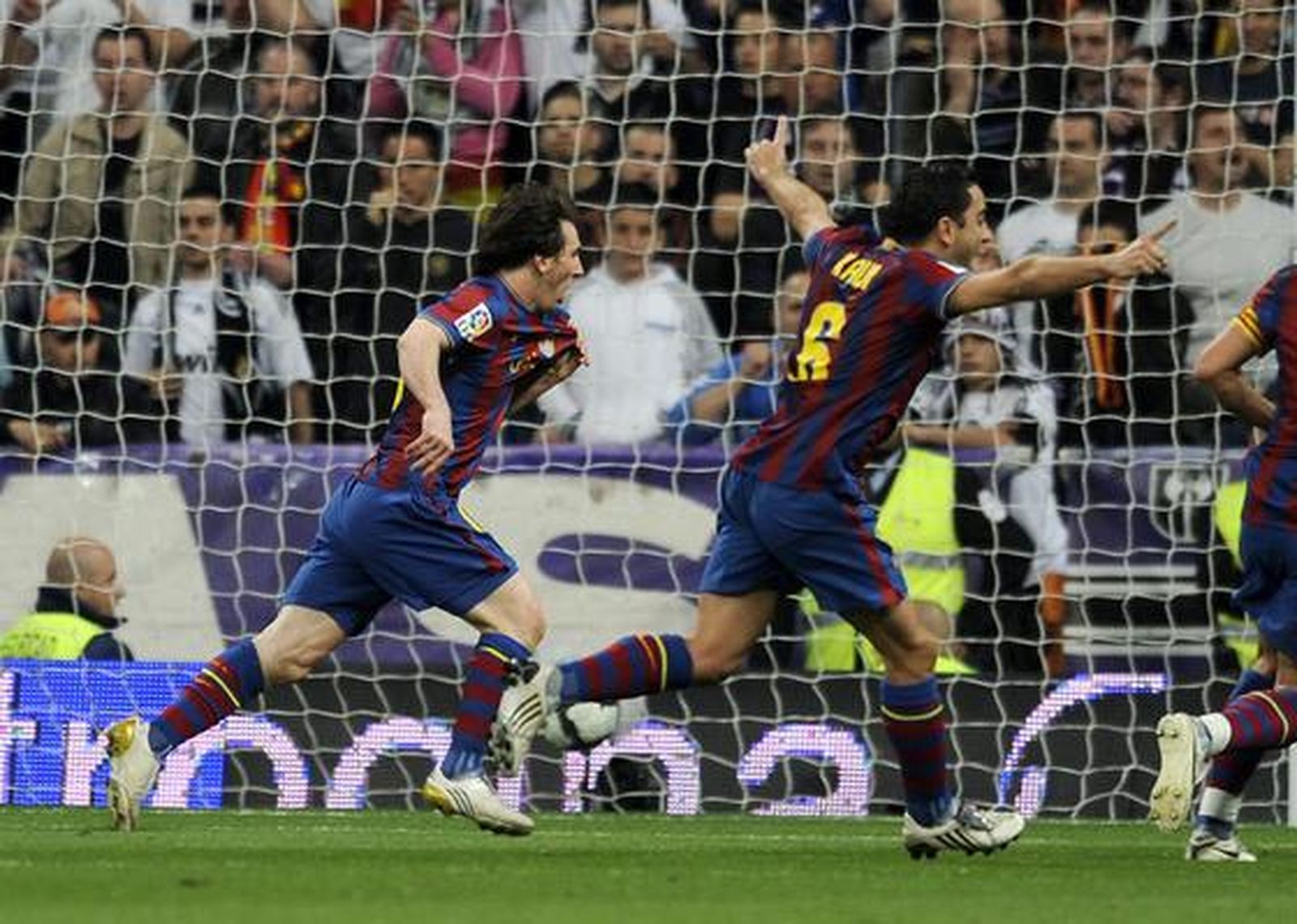El Barcelona da un golpe casi definitivo a la Liga en el Santiago Bernabéu. / AFP