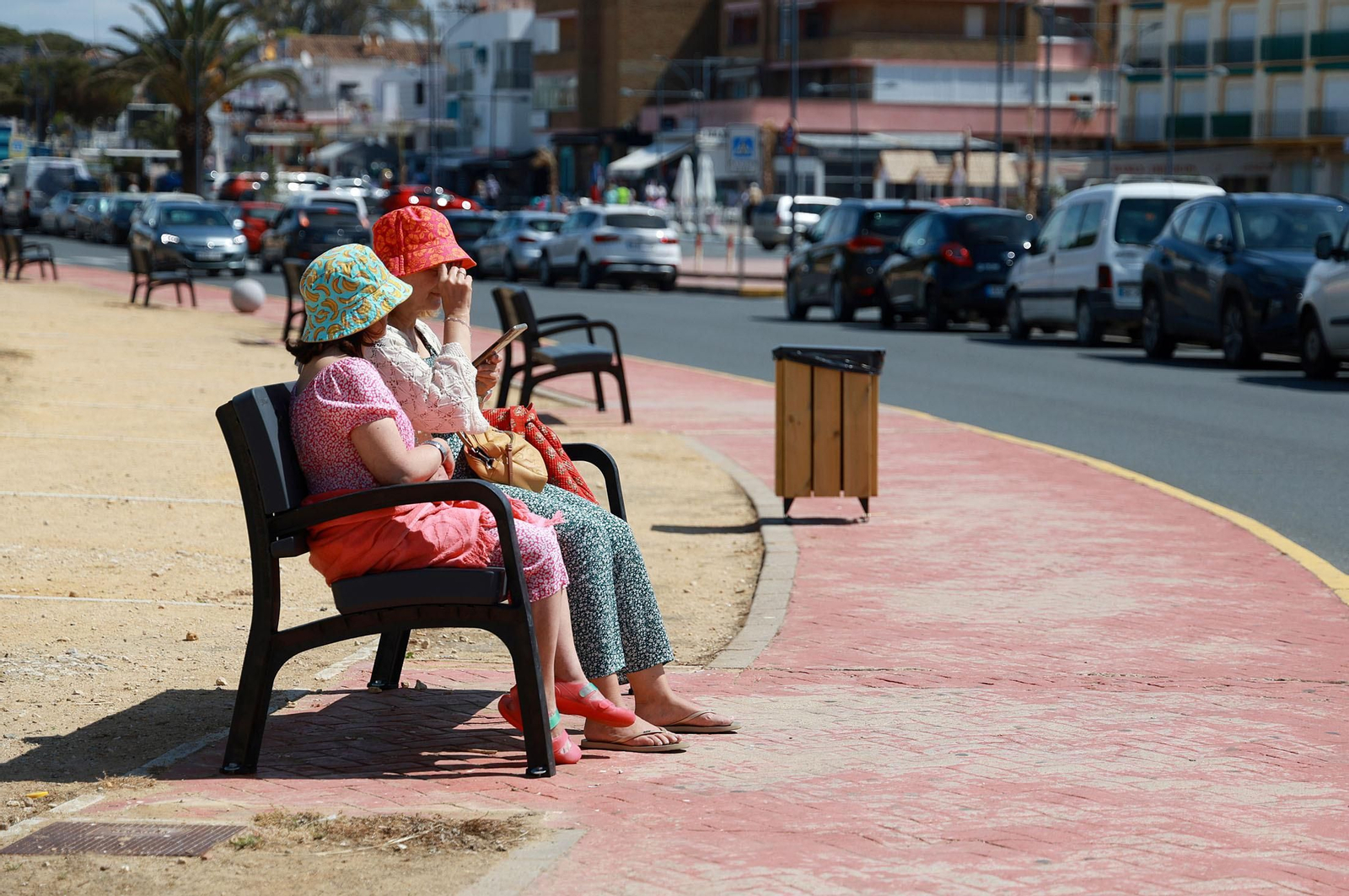 Imágenes del ambiente en las playas de Matalascañas y Mazagón durante la mañana del domingo
