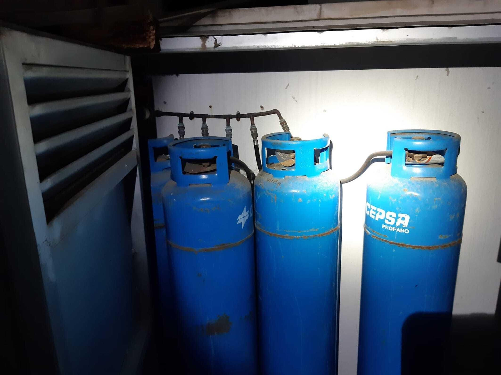 Bombonas encontradas en la intervención para controlar la fuga de gas.