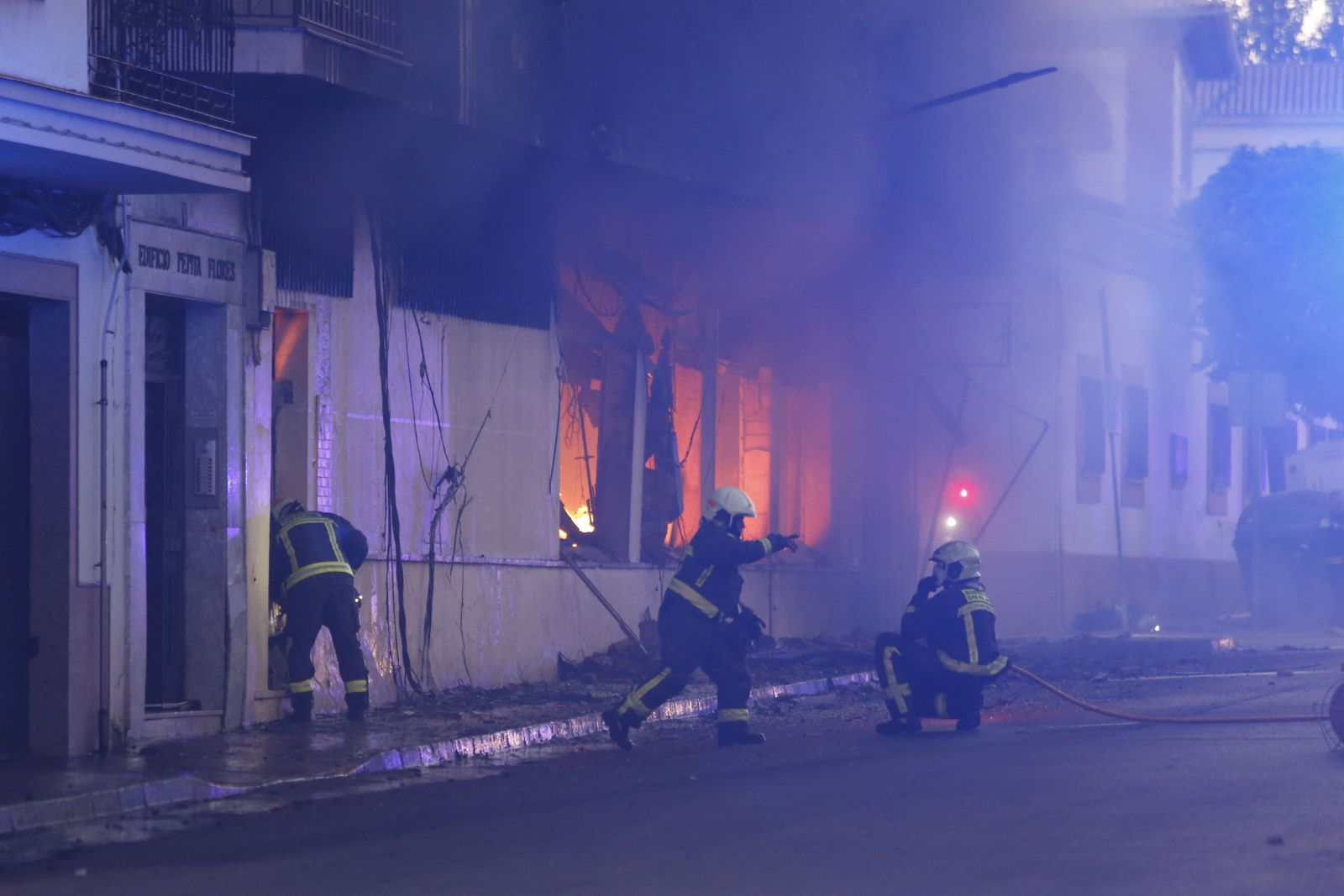 Incendio de un edificio de 18 viviendas en Ronda, en fotos