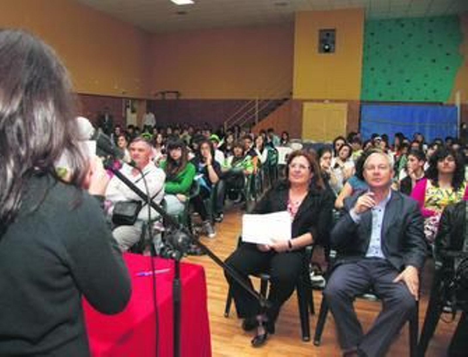 Blanca Alcántara, junto a Juan Luis Belizón, director del IES Poeta García Gutiérrez, en un momento del acto.