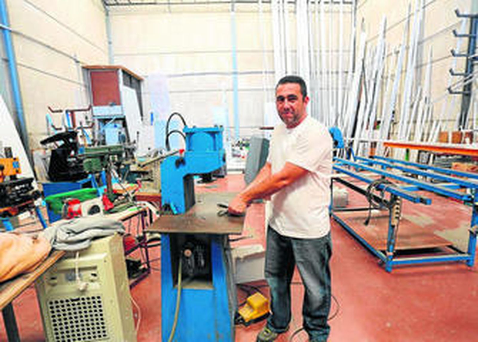 Miguel Ángel Morro, ayer desalojando los enseres de su nave industrial antes del lanzamiento previsto para hoy.