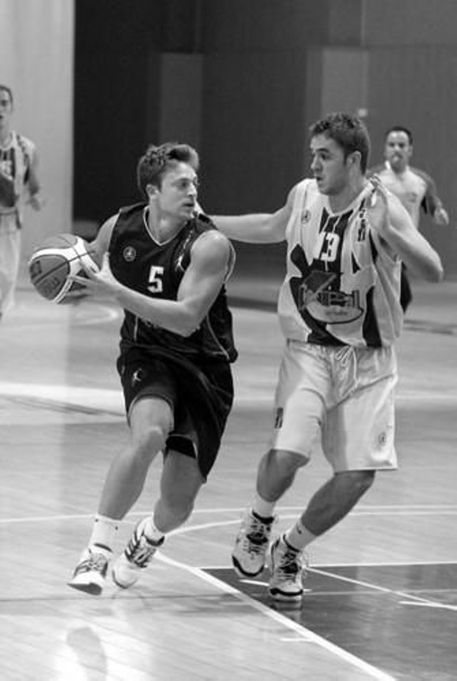 Eric Sánchez, defendido por Rufián en un encuentro de pretemporada.