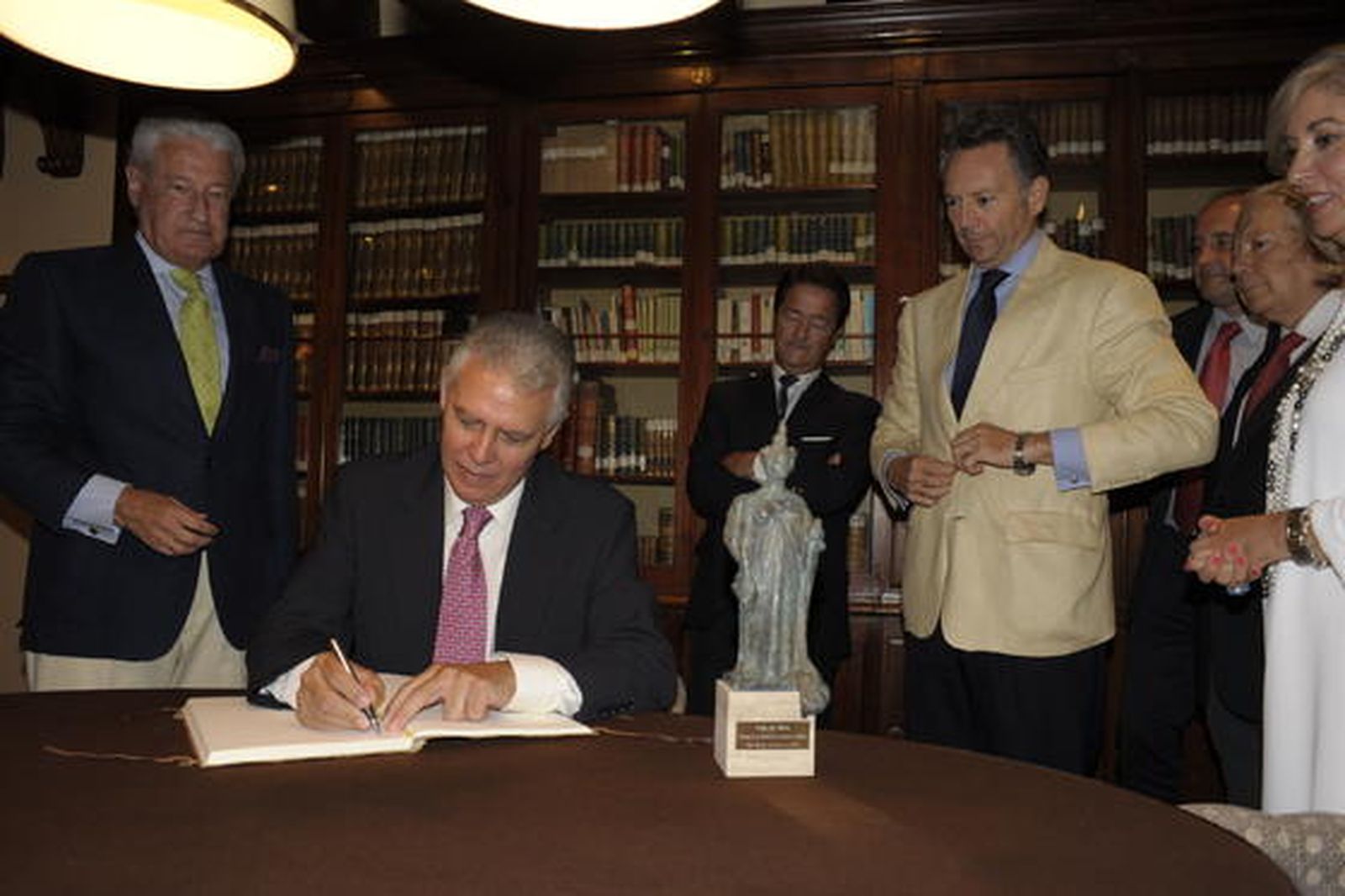 El consejero de Gobernación firmó en el Libro de Honor del Casino Gaditano, en presencia de su presidente, Miguel Nuche; de Javier López y María Gómez, de Cajasol Banca Cívica; y José Joly, presidente del Grupo Joly. Como es costumbre, el ponente del foro recibió de recuerdo un ejemplar facsímil de la Constitución de 1812 y un bronce con la estatua del monumento.

Foto: Joaquin Hernandez Kiki