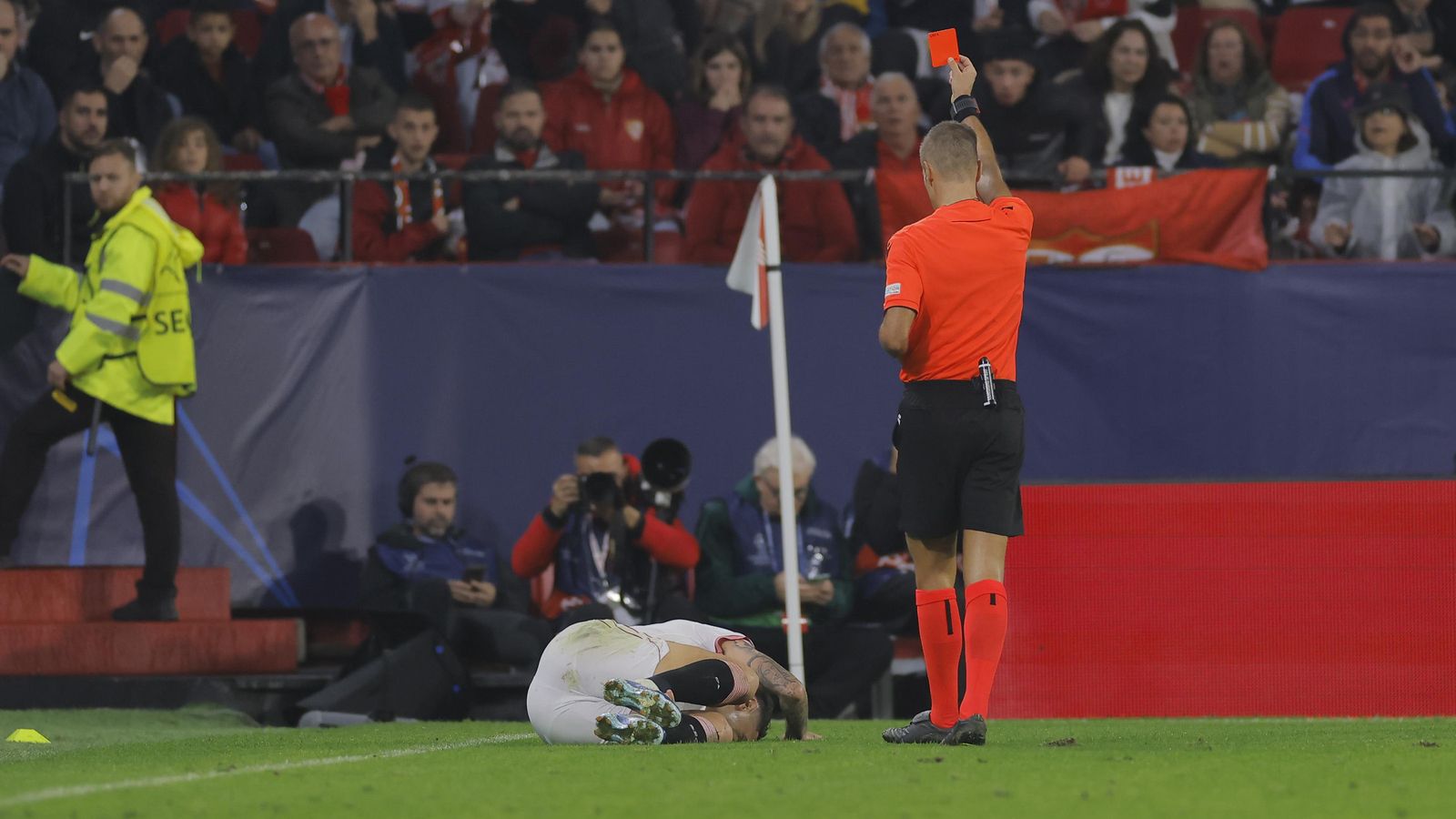 El árbitro italiano Massa expulsa a Ocampos, en el césped, tras mostrarle la segunda amarilla.