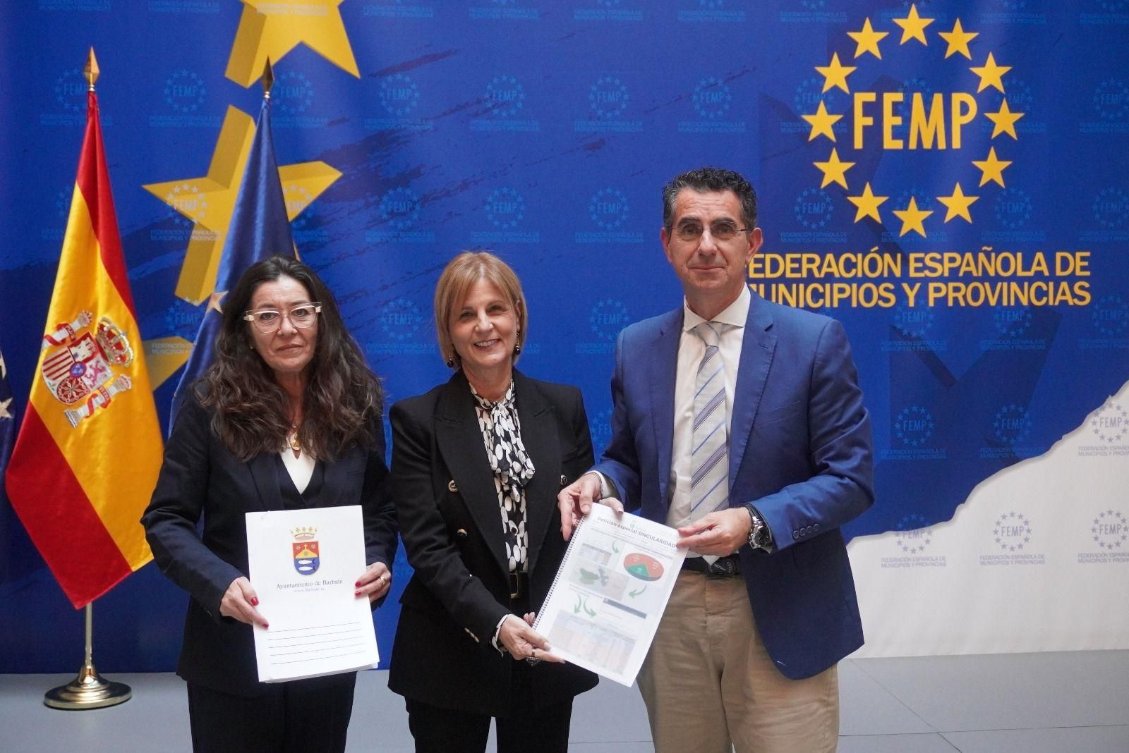 Ana Moreno y Miguel Molina junto a la presidenta de la FEMP, María José García-Pelayo.