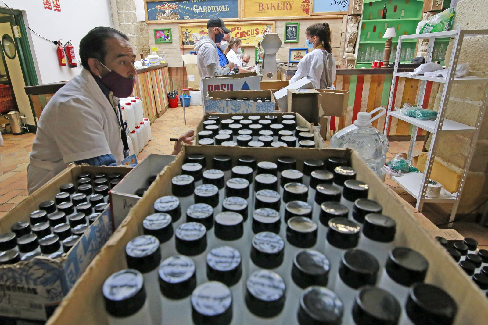 Imágenes de la iniciativa de los 'Costaleros Solidarios' contra el coronavirus en Jerez