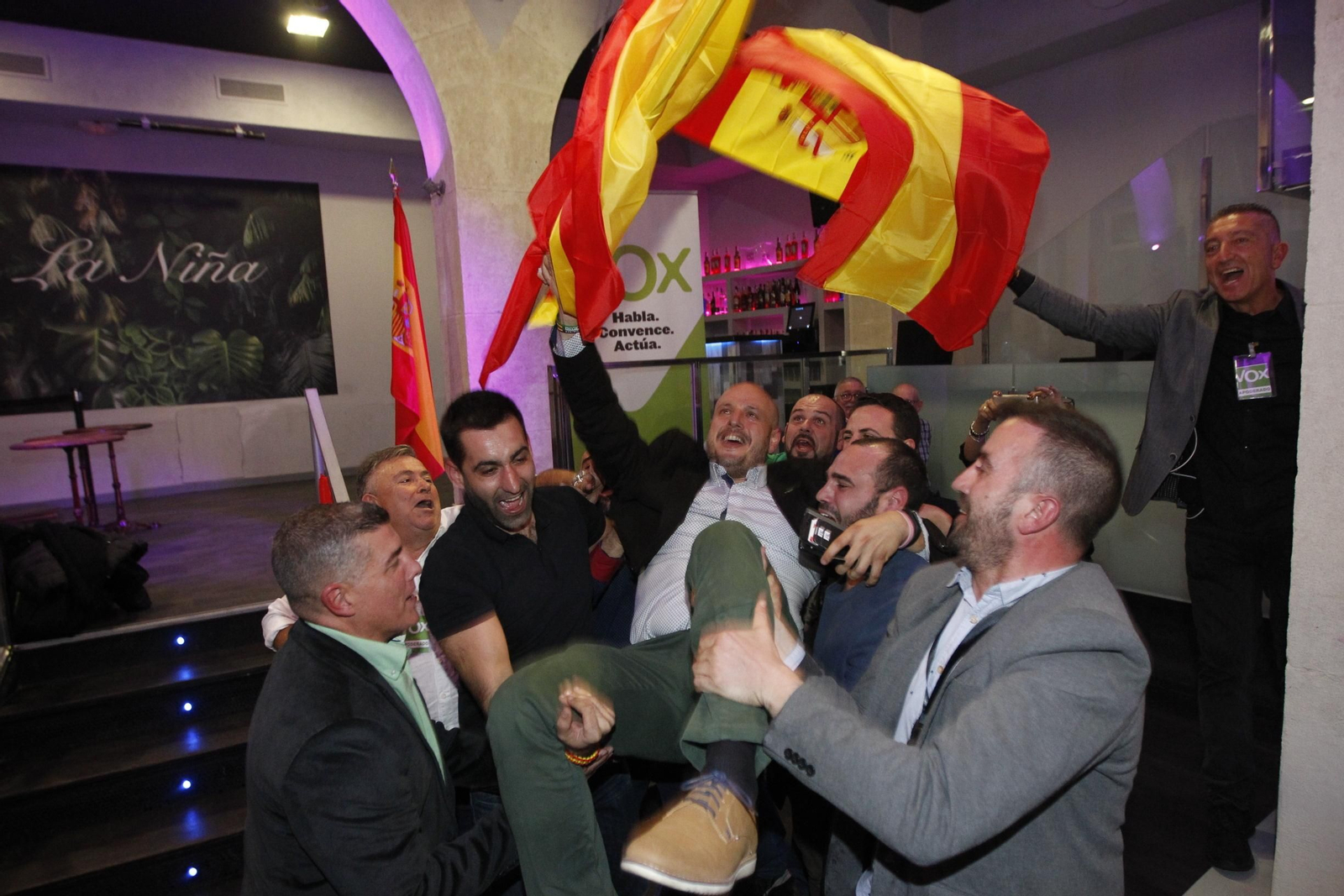 El candidato de Vox  Rodrigo Alonso es manteado por sus compañeros tras los resultados logrados en las pasadas elecciones andaluzas.