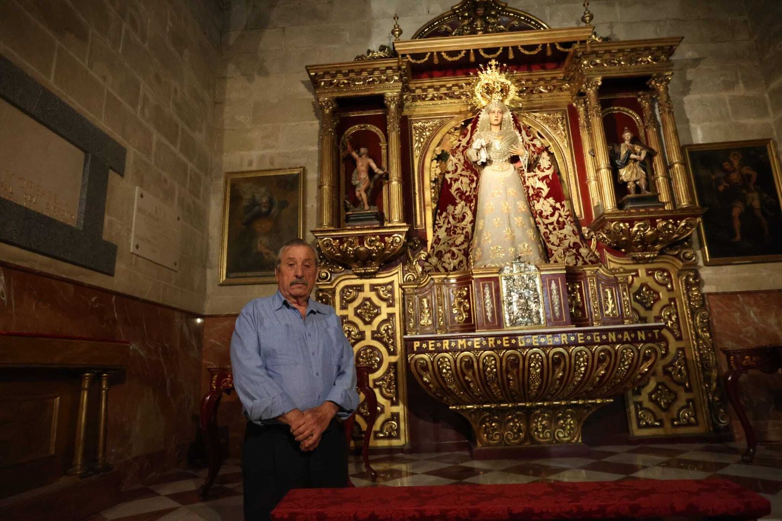 José María Muñoz junto a su Madre de Dios de la Misericordia, Reina del Transporte.