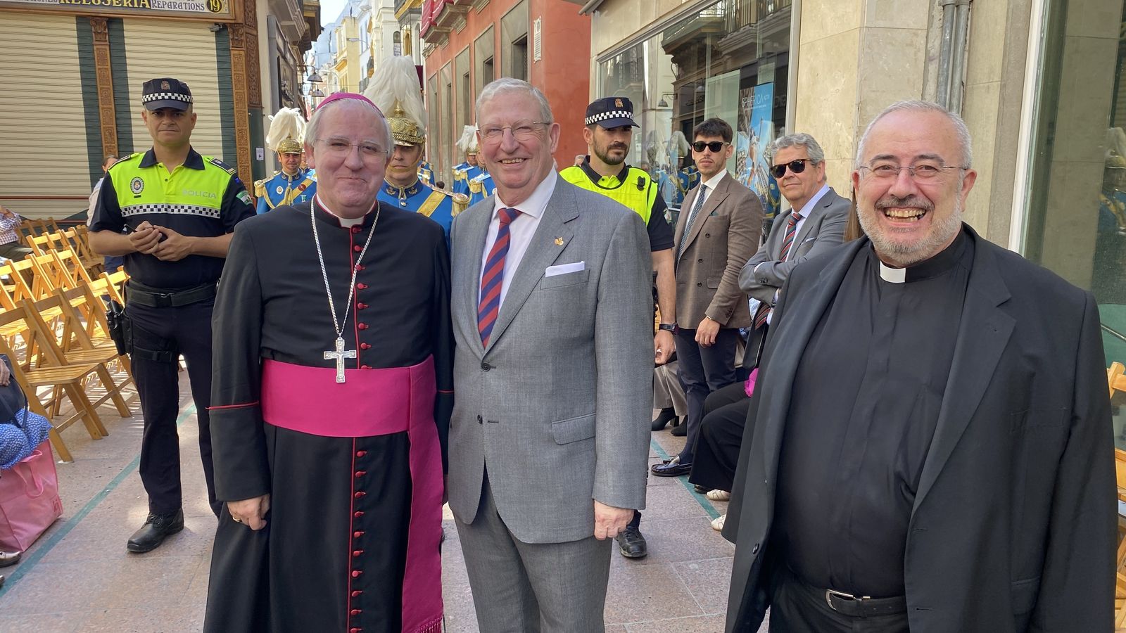 El arzobispo y el. presidente del Consejo supervisan la calle Sierpes antes de dirigirse al palquillo.