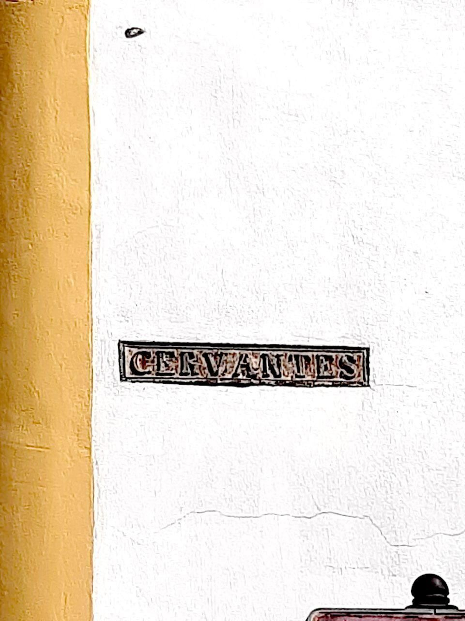 Rótulo en mal estado de la calle Cervantes.