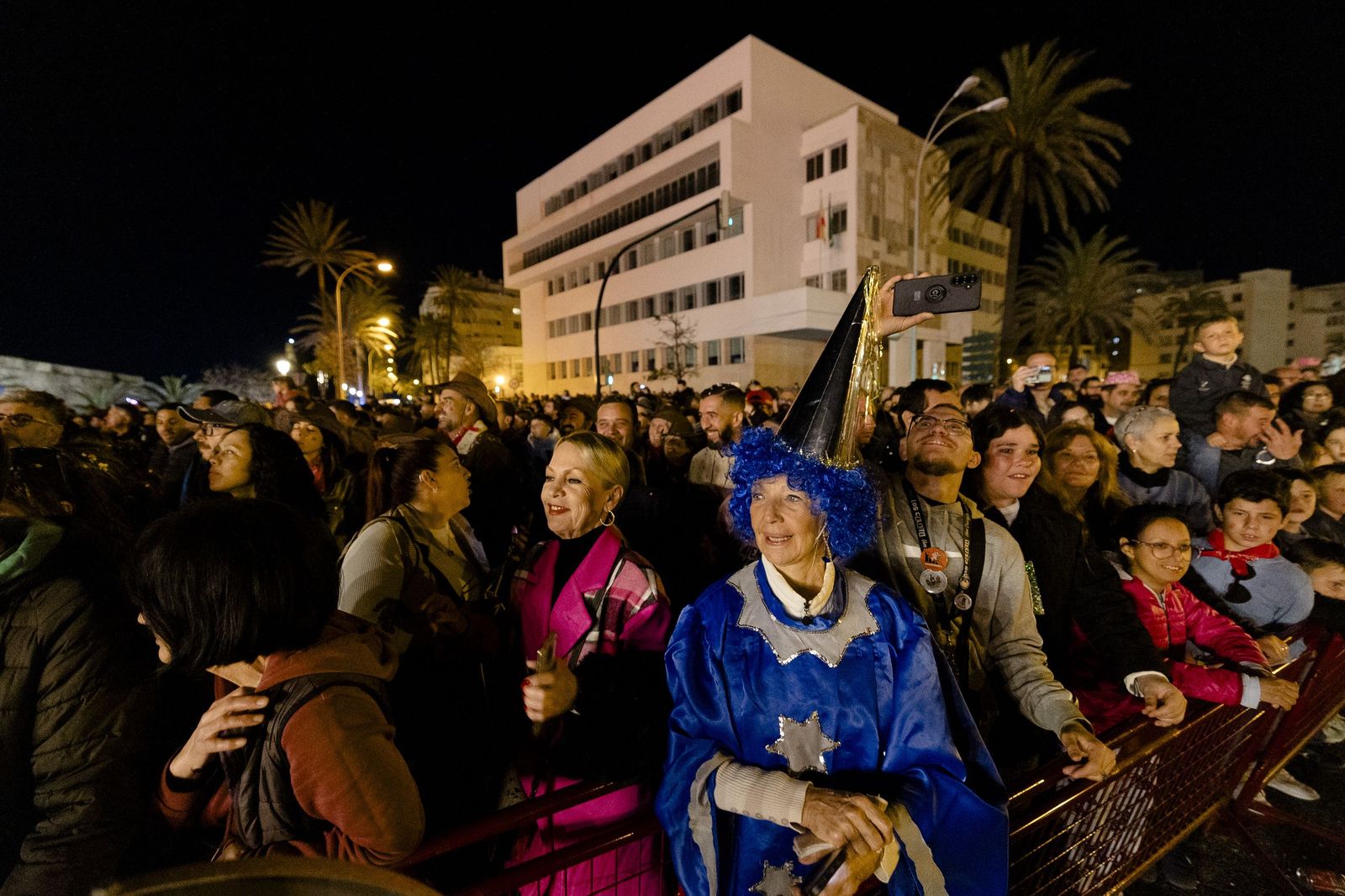 Las imágenes del espectáculo final del Carnaval de Cádiz 2026, con la quema de la Bruja Piti