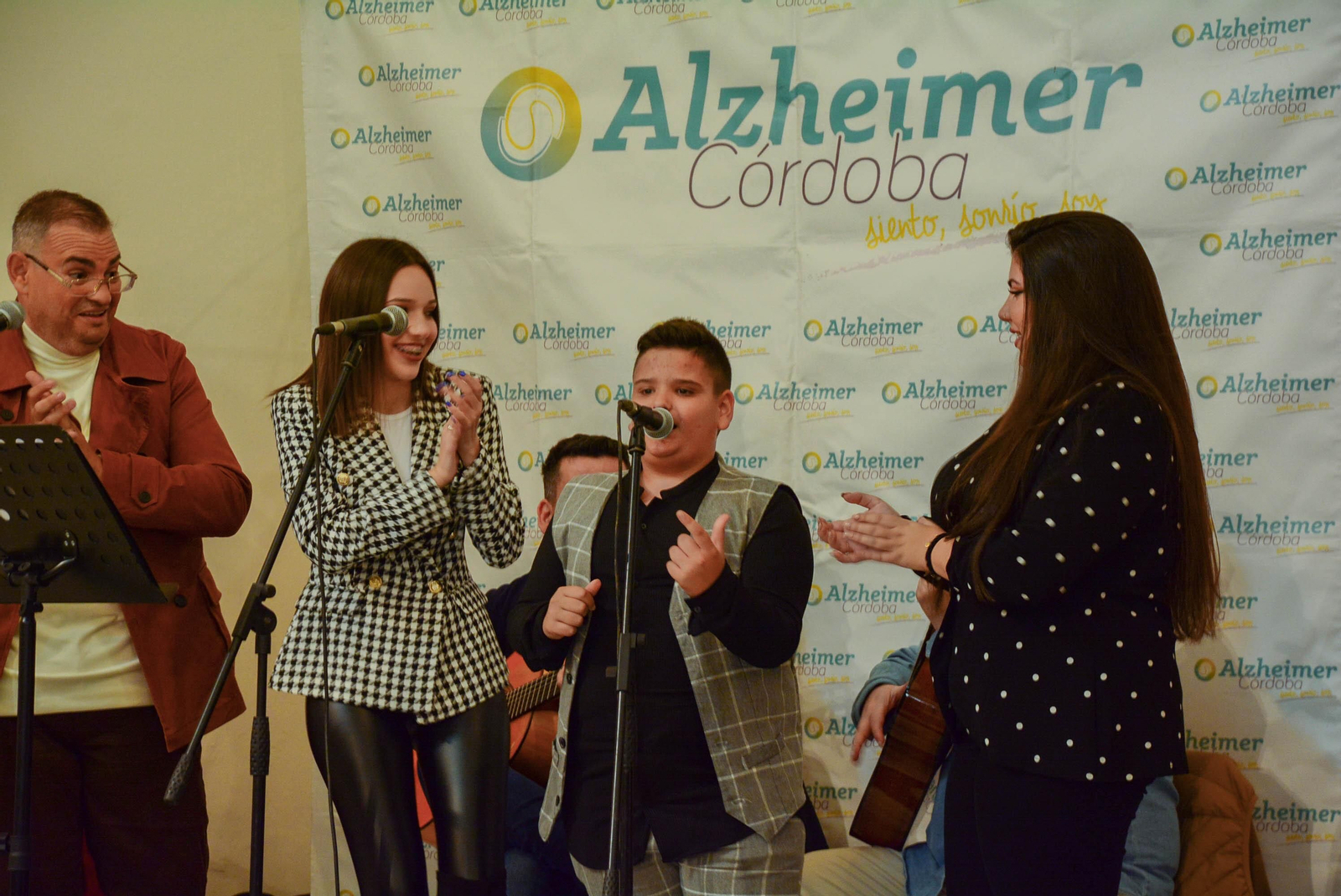 Las mejores imágenes del mercadillo solidario de la Asociación San Rafael Alzheimer de Córdoba Las mejores imágenes del mercadillo solidario de la Asociación San Rafael Alzheimer de Córdoba