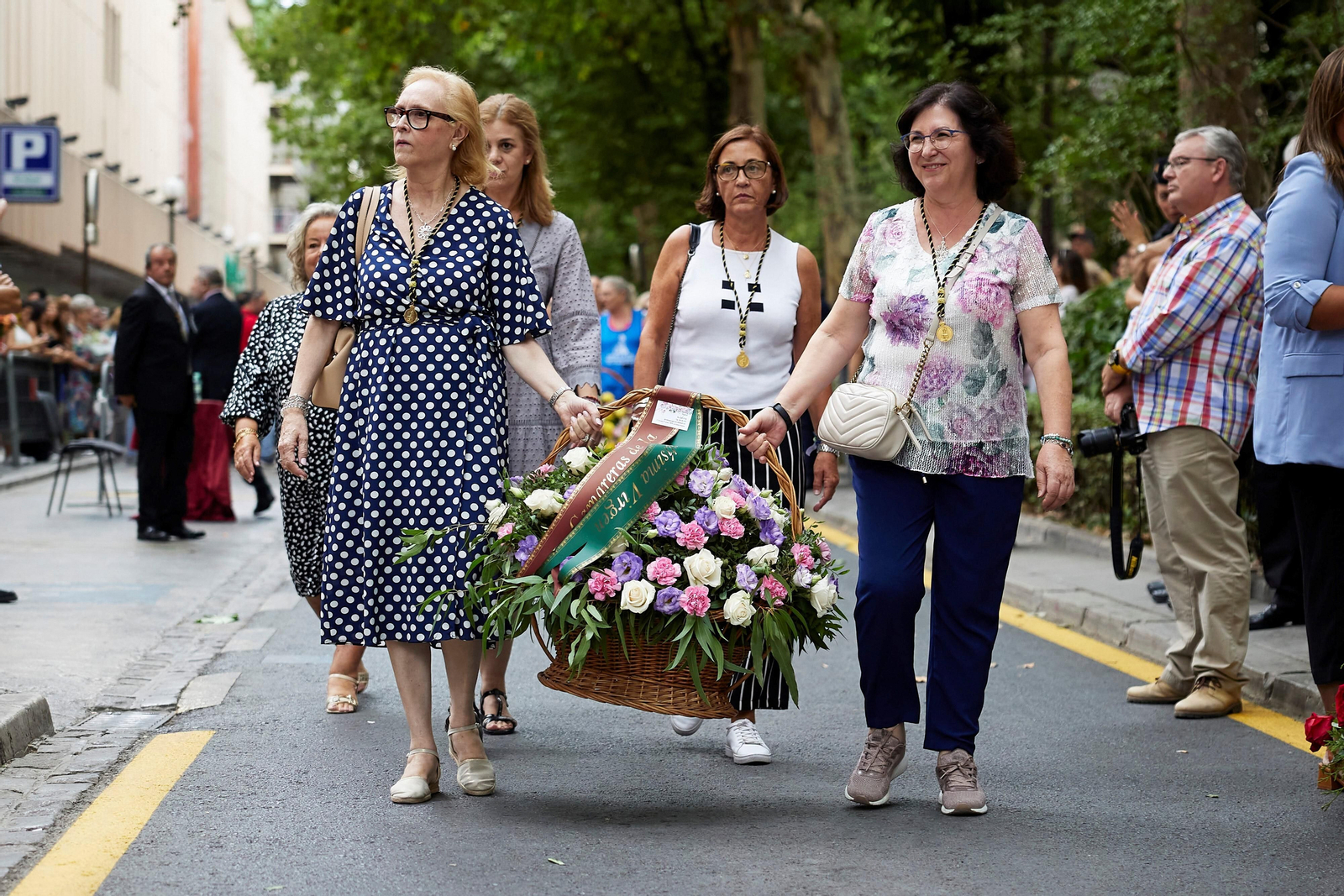 Granada se vuelca con la ofrenda floral en la Basílica de la Virgen de las Angustias