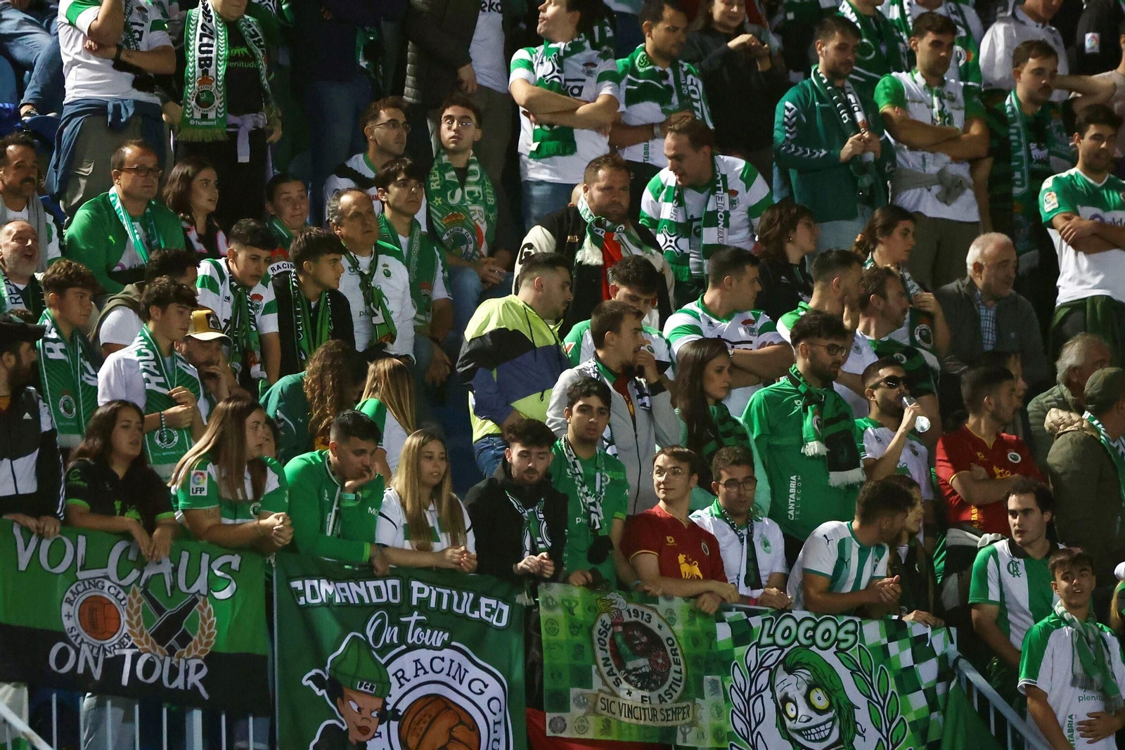 Aficionados en un partido de fútbol. Aficionados en un partido de fútbol.