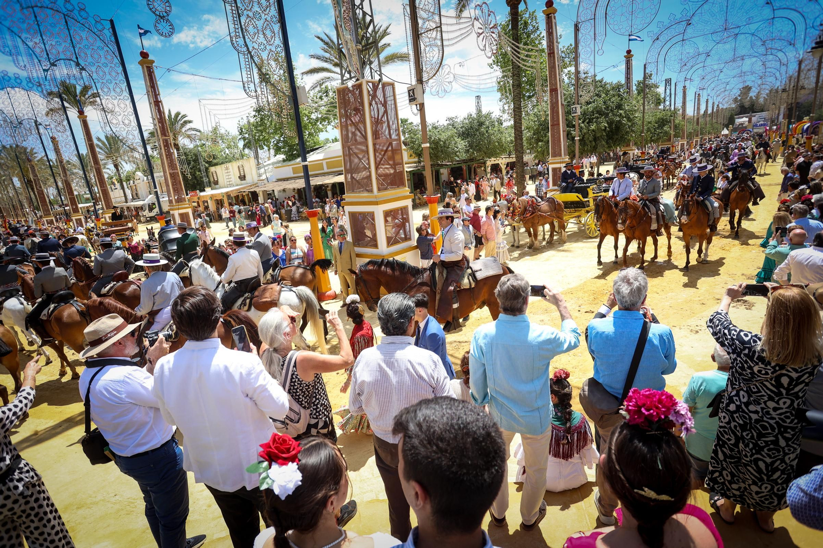 Imágenes de la Hermandad del Rocío en el Real de la Feria