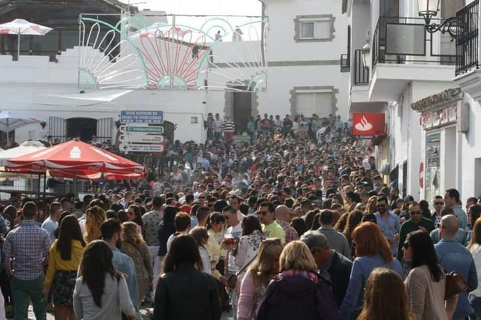 La Fiesta de la Independencia reúne a miles de personas en las calles de la localidad.