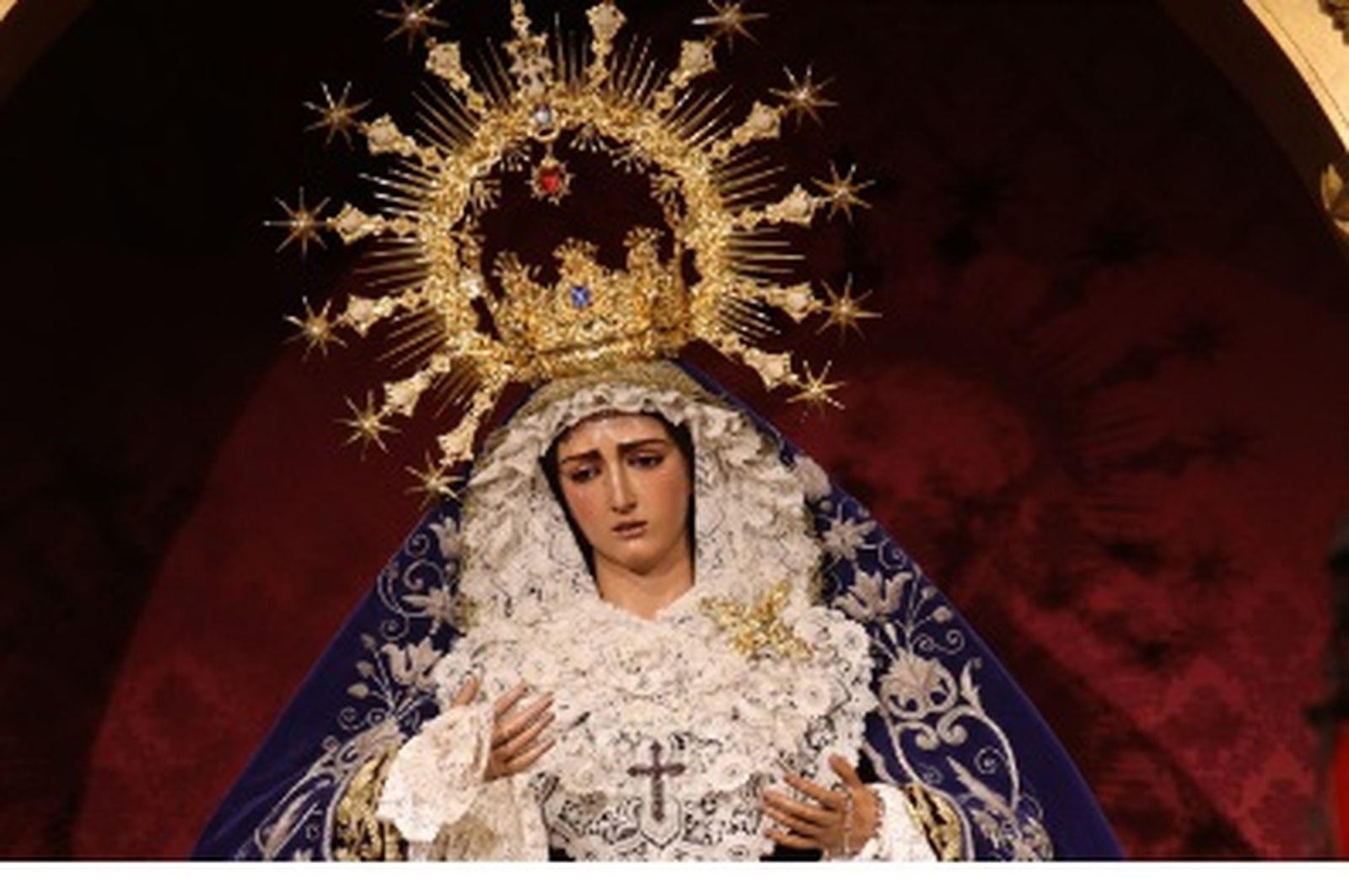 La Hiniesta portando la corona remozada