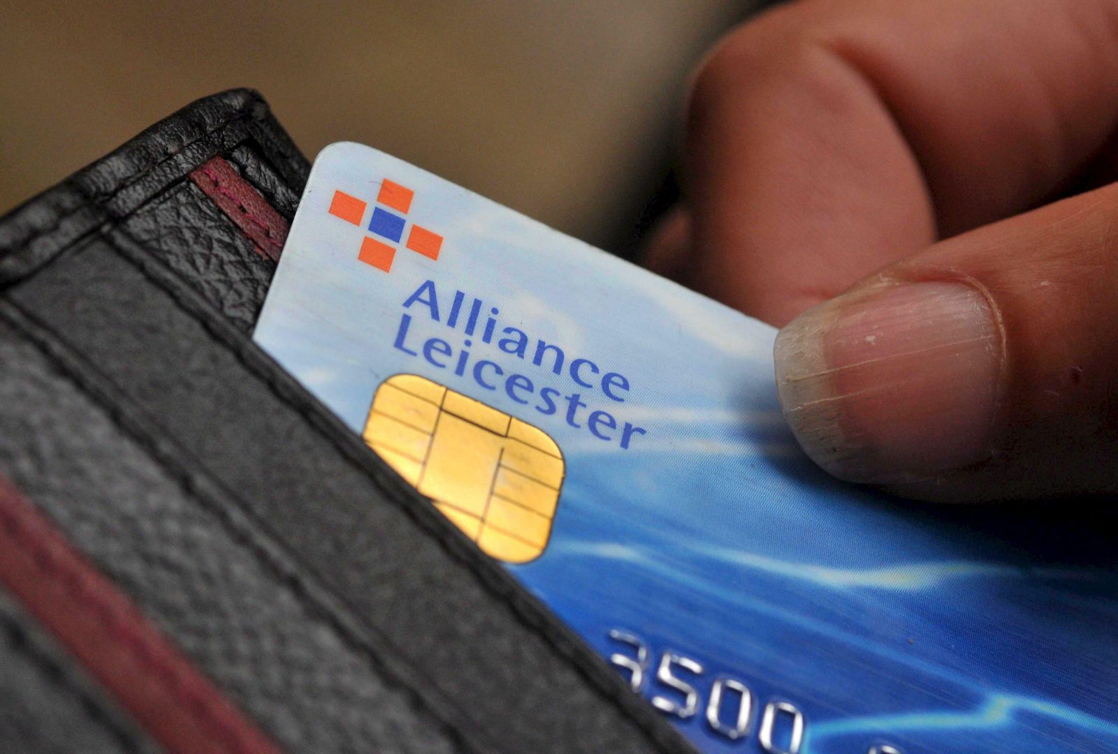 Un cliente muestra una tarjeta de crédito.