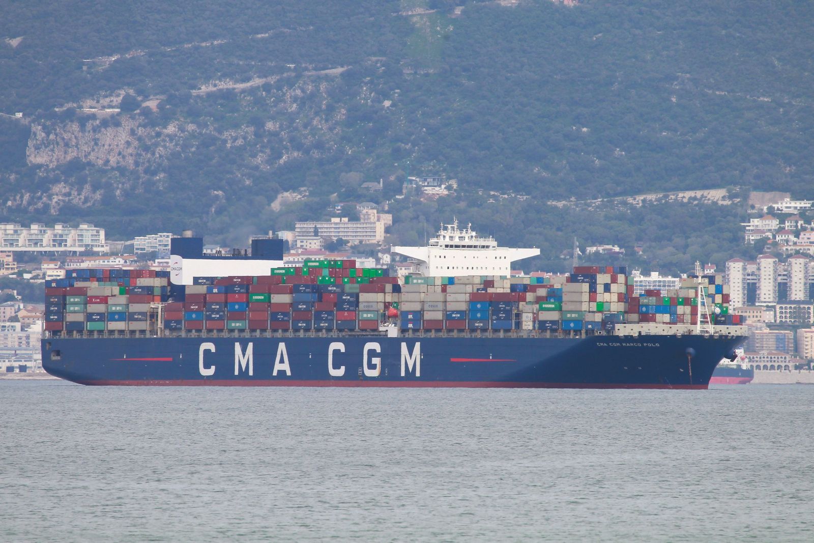 El portacontenedores 'Marco Polo', de la naviera CMA-CGM , fondeado en la Bahía de Algeciras