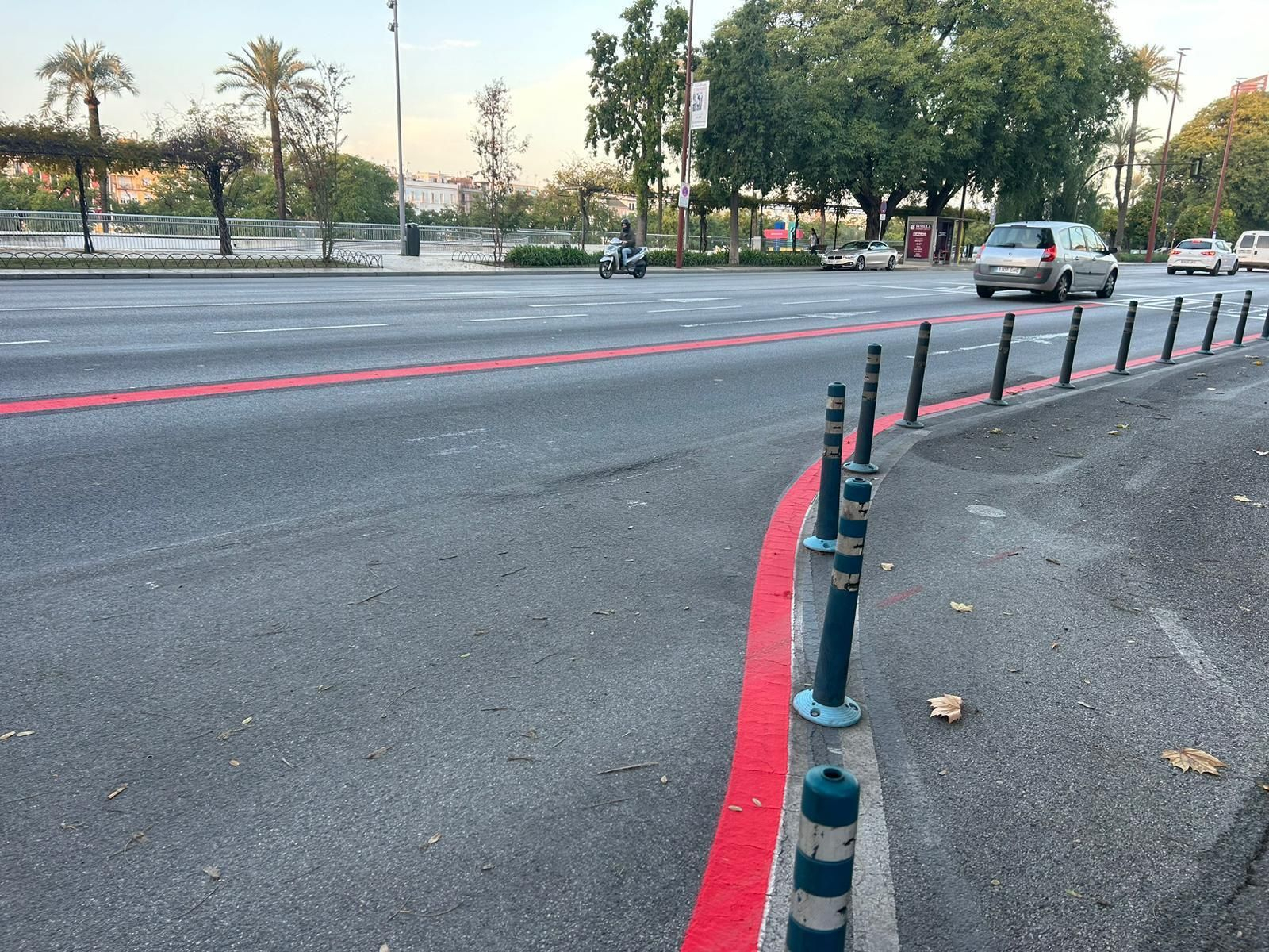 Pintura de color rojo para los carriles bus-taxi de las avenidas donde se eliminaron los separadores en Sevilla